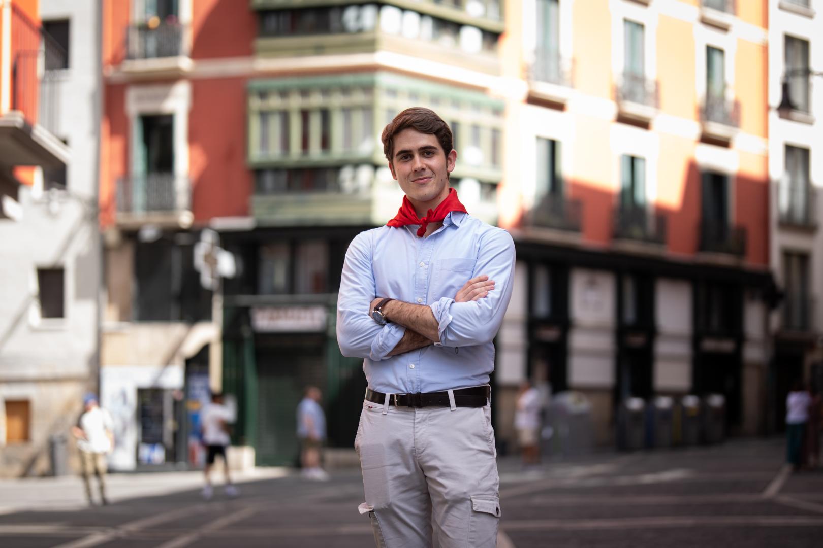 Javier Baleztena Mateo, presidente de la peña Mutilzarra, en el arranque de la calle San Saturnino por donde pasa el Riau Riau