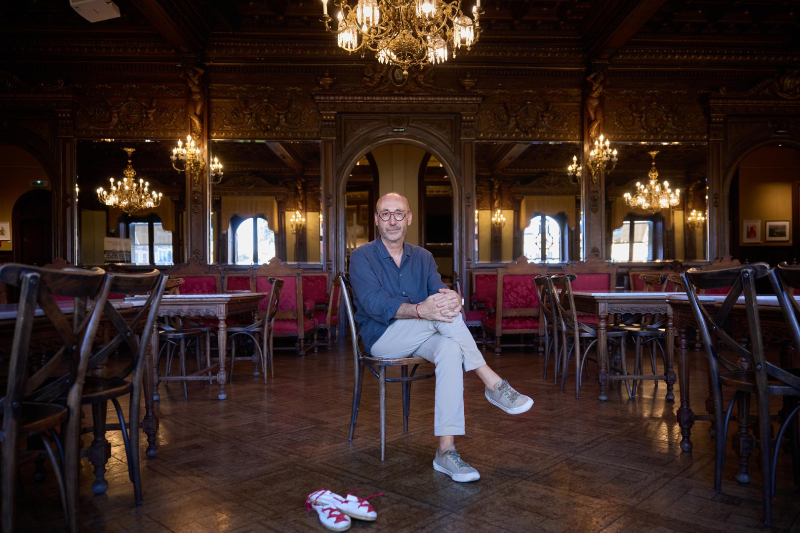 El presidente del Nuevo Casino de Pamplona, José Luis Pujol Equisoáin, en el salón donde se hace el baile de la alpargata.