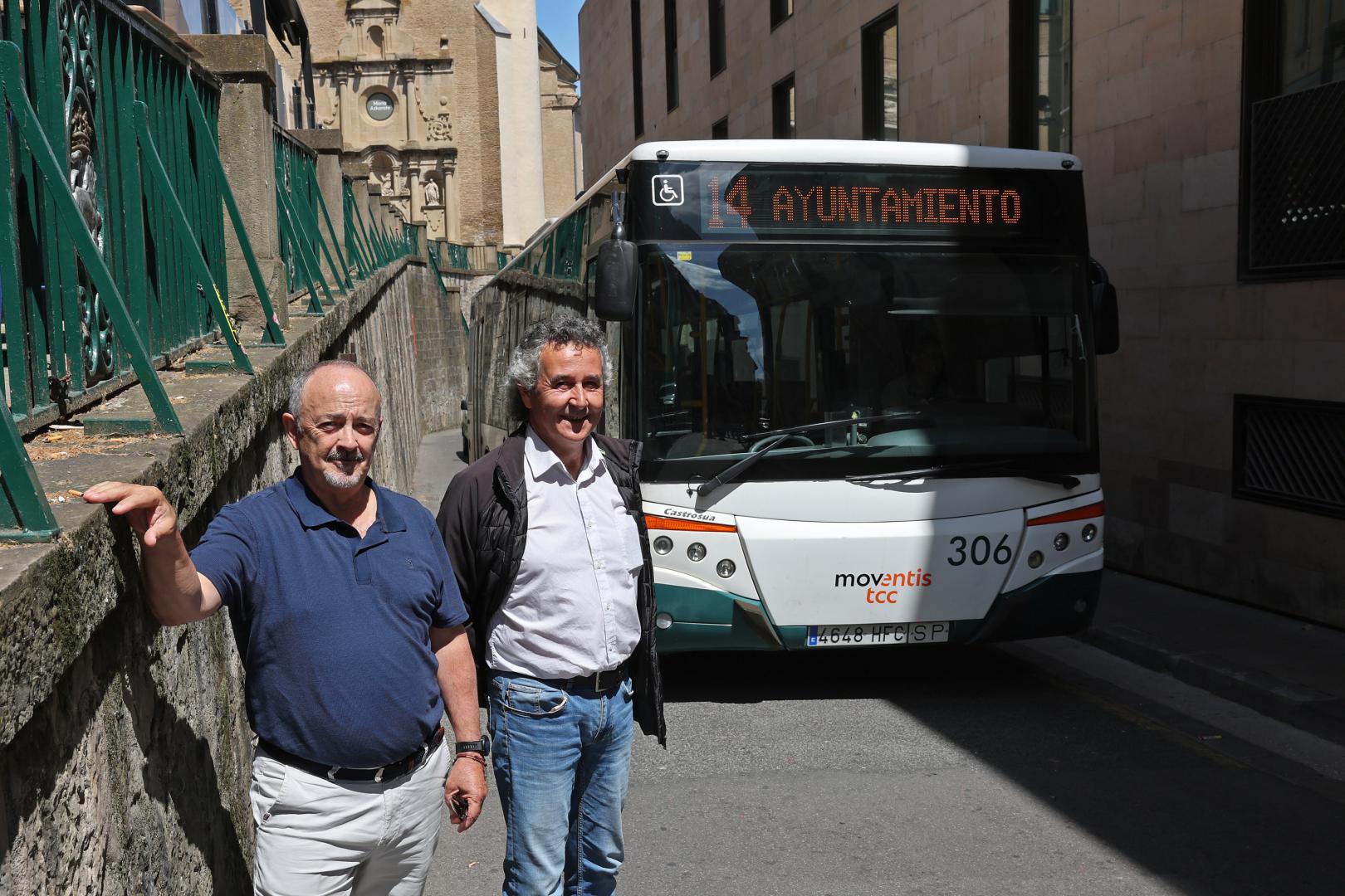 Luis Sota Sola y Juanjo Jaime Sánchez, en la cuesta de Santo Domingo por donde sube la villavesa que viene de la Rochapea