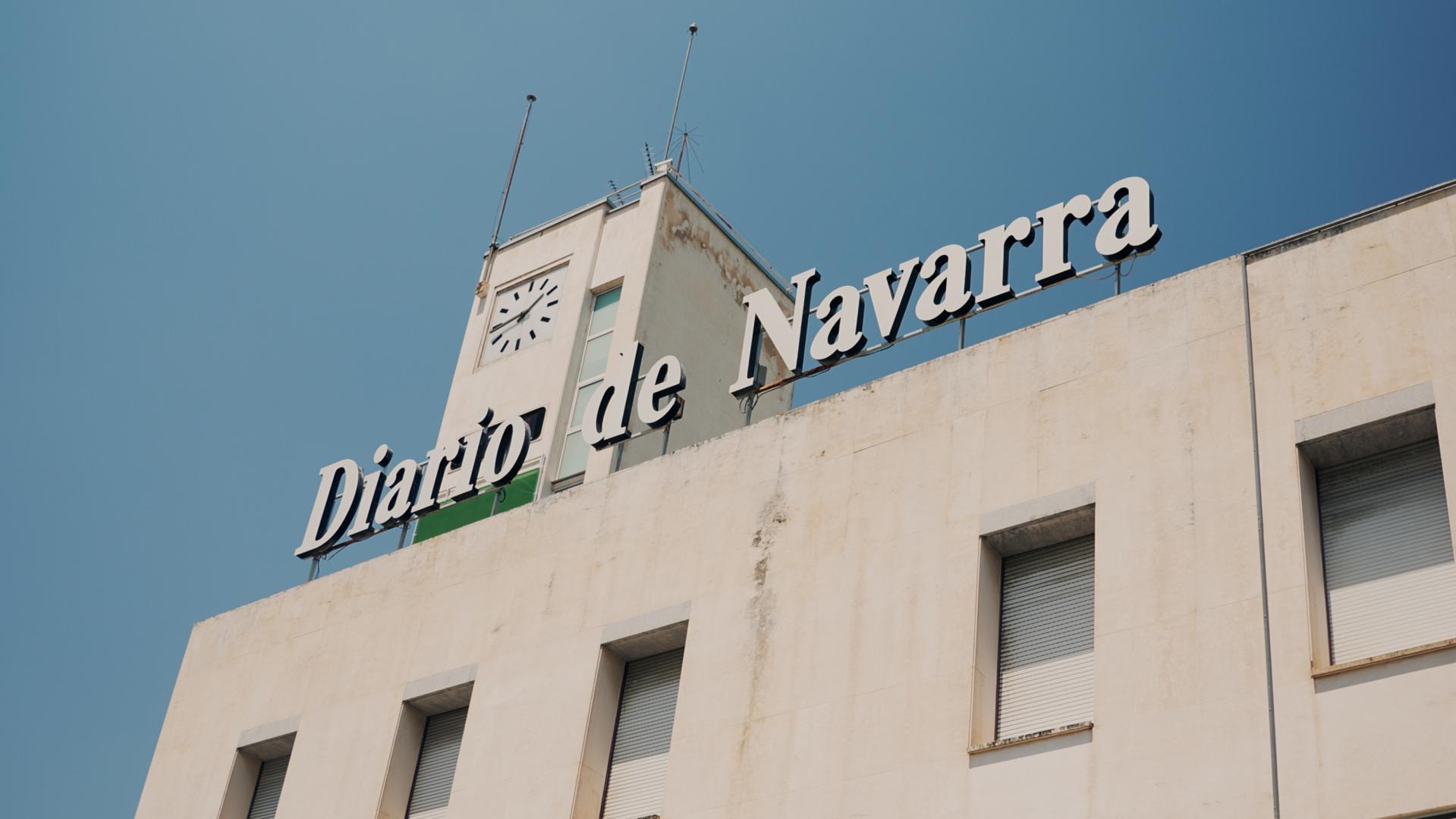¿Te has parado a pensar alguna vez cómo Navarra logró transformarse de una sociedad agrícola en el octavo polo de desarrollo de España? Lo que comenzó hace sesenta años como un "órdago" valiente es hoy una realidad que sostiene el bienestar de miles de familias.

En este quinto episodio de 'Desafíos de Navarra', nos trasladamos al corazón de Diario de Navarra, su rotativa, para analizar el sector que conecta nuestra Comunidad foral con el mundo y que hoy emplea a más de 74.000 personas.

Acompañados por los periodistas especializados Marialuz Vicondoa, Carlos Lipúzcoa, Mamen Garde y Diana de Miguel, realizamos un viaje que comienza en los años 60. Recordamos cómo figuras clave como Félix Huarte y Miguel Javier Urmeneta impulsaron el Programa de Promoción Industrial, utilizando la autonomía fiscal navarra para atraer empresas y crear las bases de lo que hoy es nuestra industria. Aquella visión permitió que hoy el sector aporte casi el 30 % del valor añadido bruto a nuestra economía, situándonos a la cabeza de las comunidades más industrializadas del país.

A lo largo de la charla, exploramos la profunda transformación que vive la automoción con la llegada del coche eléctrico y la inversión de 1.000 millones de euros en Volkswagen Navarra, un hito que está impulsando a toda la industria auxiliar. Al mismo tiempo, ponemos en valor el sector agroalimentario, un "tesoro" que se ha convertido en el principal generador de empleo en el medio rural, adaptándose a un consumidor que demanda salud y sostenibilidad sin perder sus raíces.

Finalmente, analizamos los desafíos urgentes que marcarán nuestra prosperidad futura. Desde la necesidad crítica de atraer talento para sustituir a los 70.000 trabajadores que se jubilarán antes de 2030 hasta el reto de las infraestructuras y la conexión eléctrica. Este episodio es una lección de resiliencia y visión estratégica, esencial para entender por qué Navarra no se entiende sin el ruido de sus máquinas ni el ingenio de su gente.