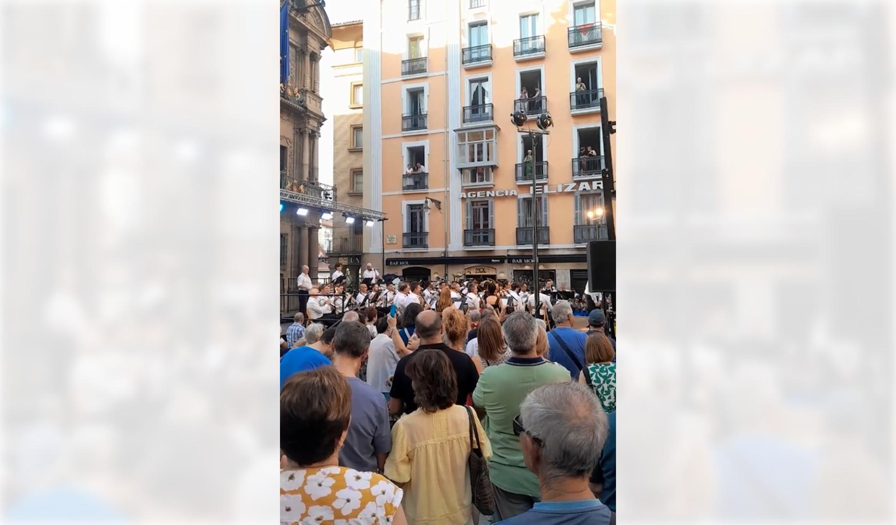 La tradicional banda protagonizó uno de los actos presanfermineros más esperados con el concierto en la Plaza Consistorial.
