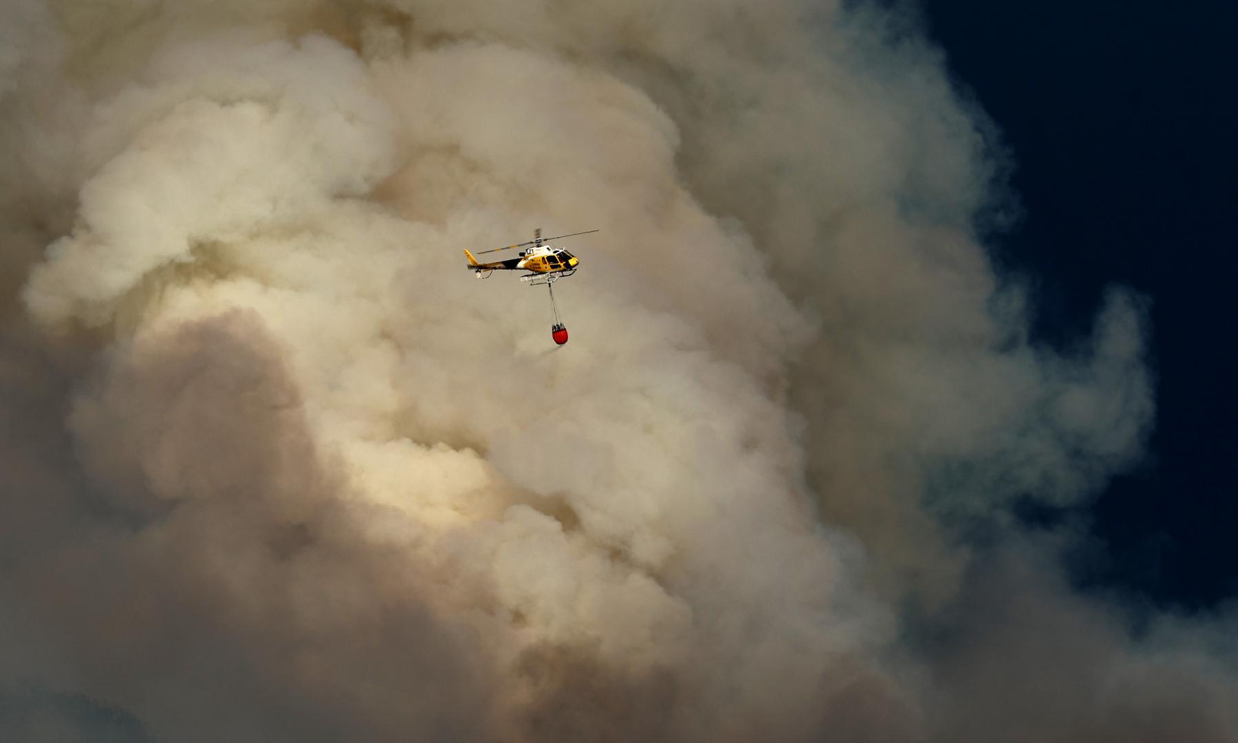 Un helicóptero, actuando contra el incendio que ese jueves 25 de junio se desató en Ezcabarte y Juslapeña
