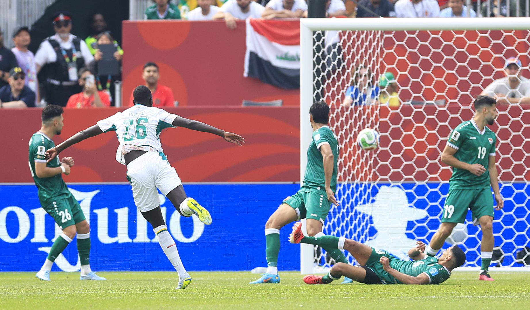 Pape Gueye anota uno de los dos goles que marcó a Iraq