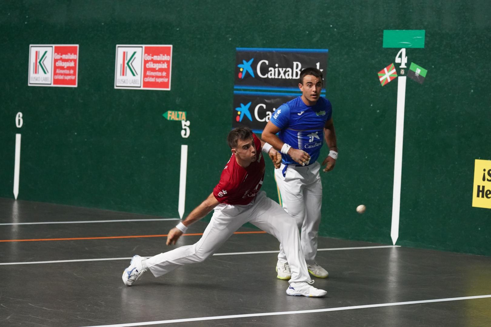 Jon Ander Peña se perfila ante Larrazabal, anoche en Sestao.
