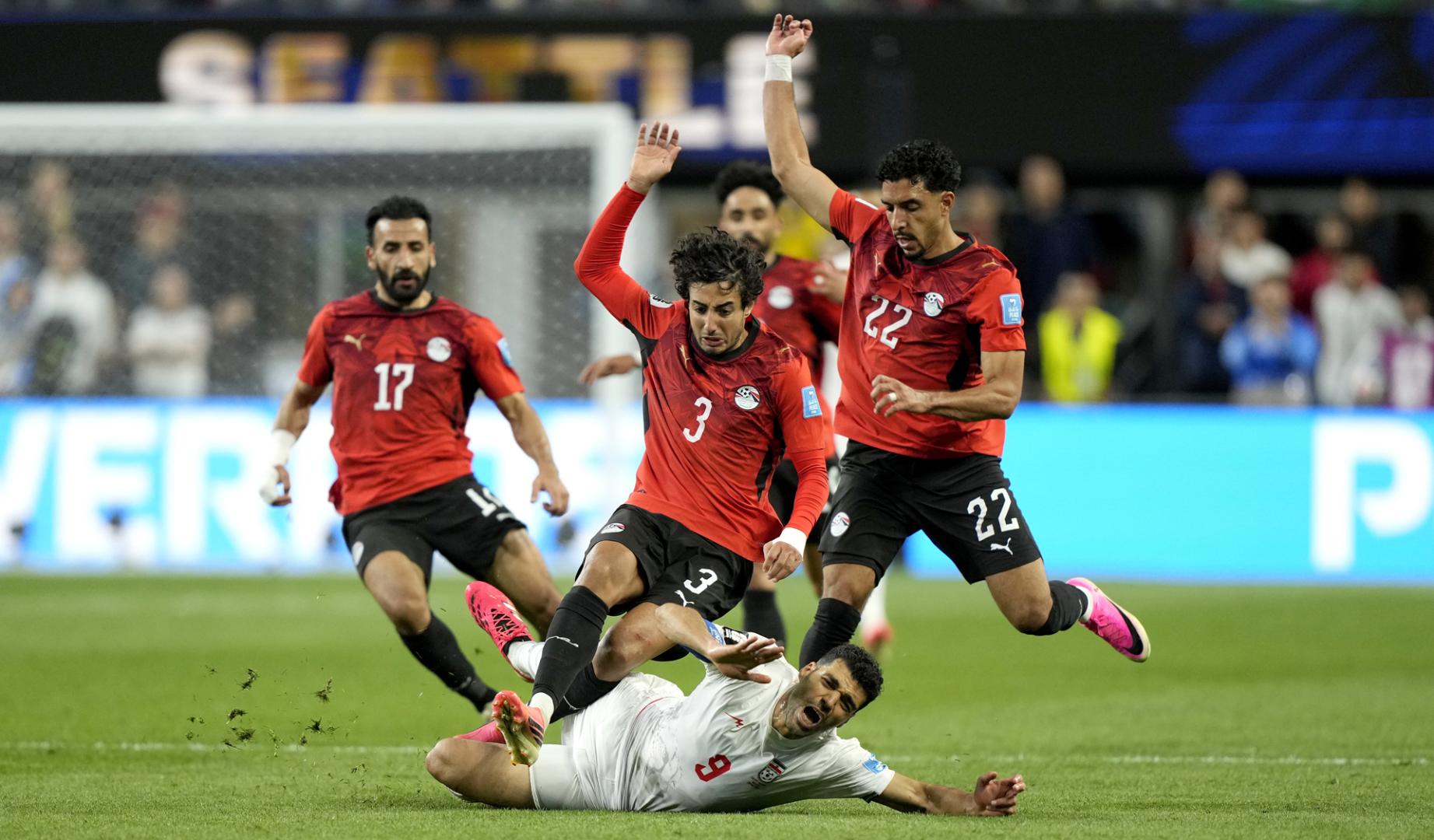 Egipto pasa segundo con agonía e Irán queda en la cuerda floja