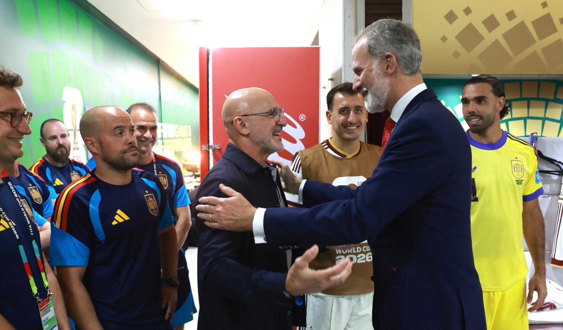 El rey Felipe VI felicita al seleccionador de España Luis de la Fuente este viernes, tras el partido del Mundial de la FIFA 2026 ante Uruguay, en el estadio Akron en Guadalajara (México)
