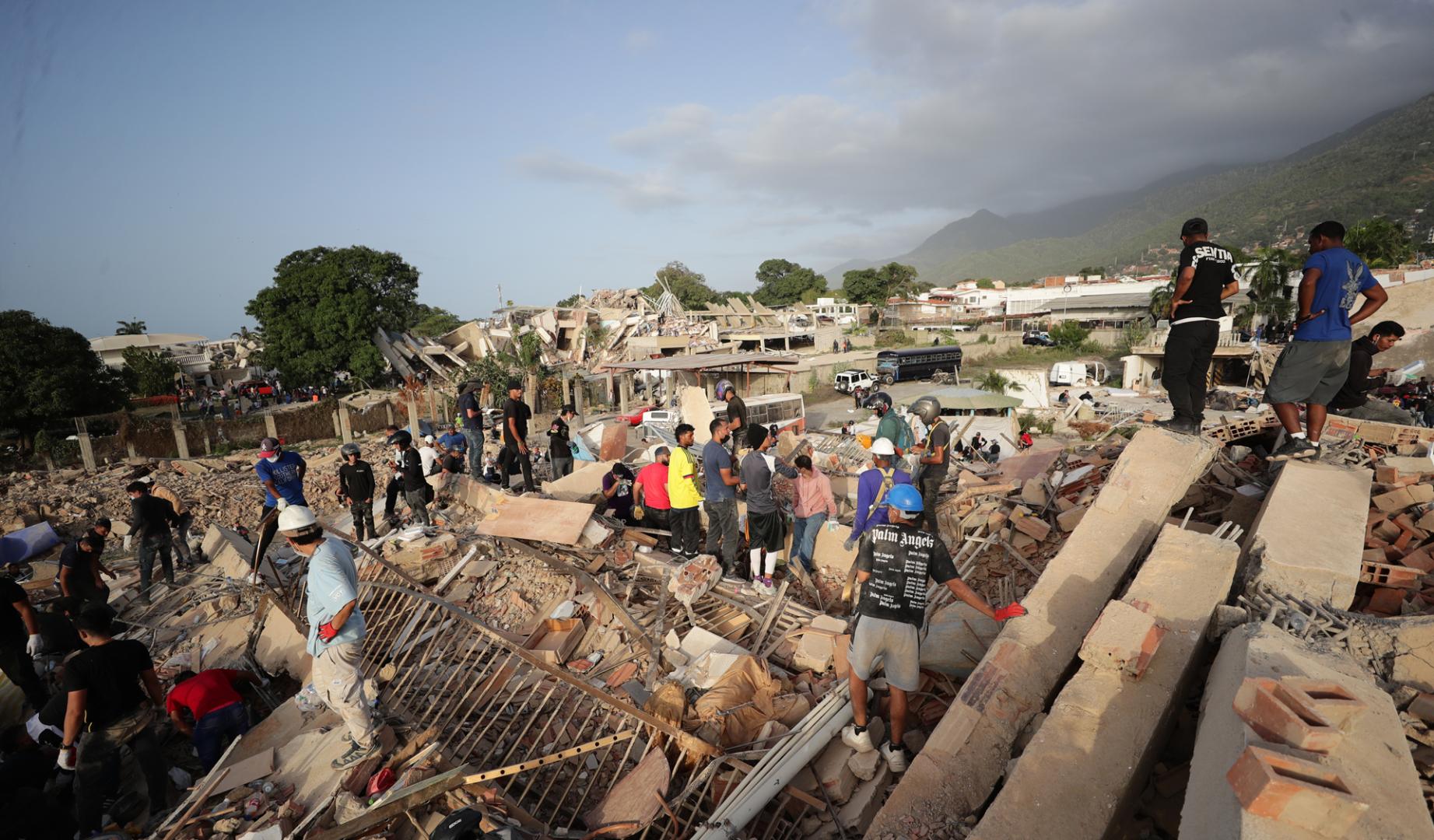 Personas realizan labores de búsqueda en una zona afectada por un terremoto, este viernes en La Guaira (Venezuela).