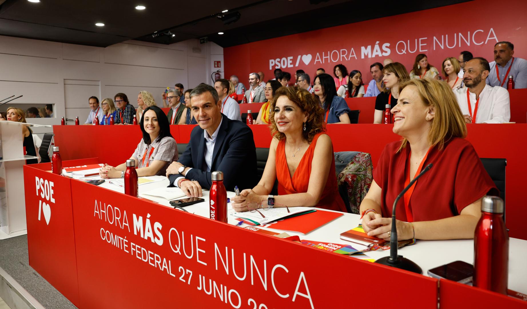 El secretario general del PSOE, Pedro Sánchez  (2i), y la vicesecretaria general, María Jesús Montero (2d), durante la reunión del Comité Federal del Partido, este sábado