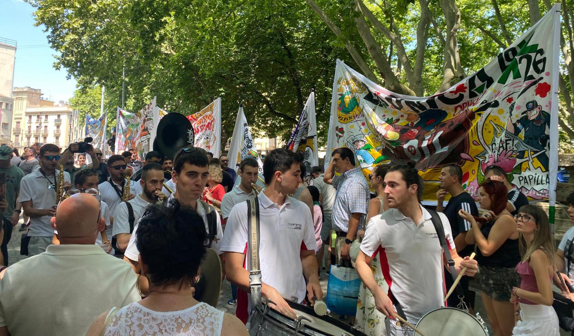 Las peñas de Pamplona presentan sus pancartas para los Sanfermines