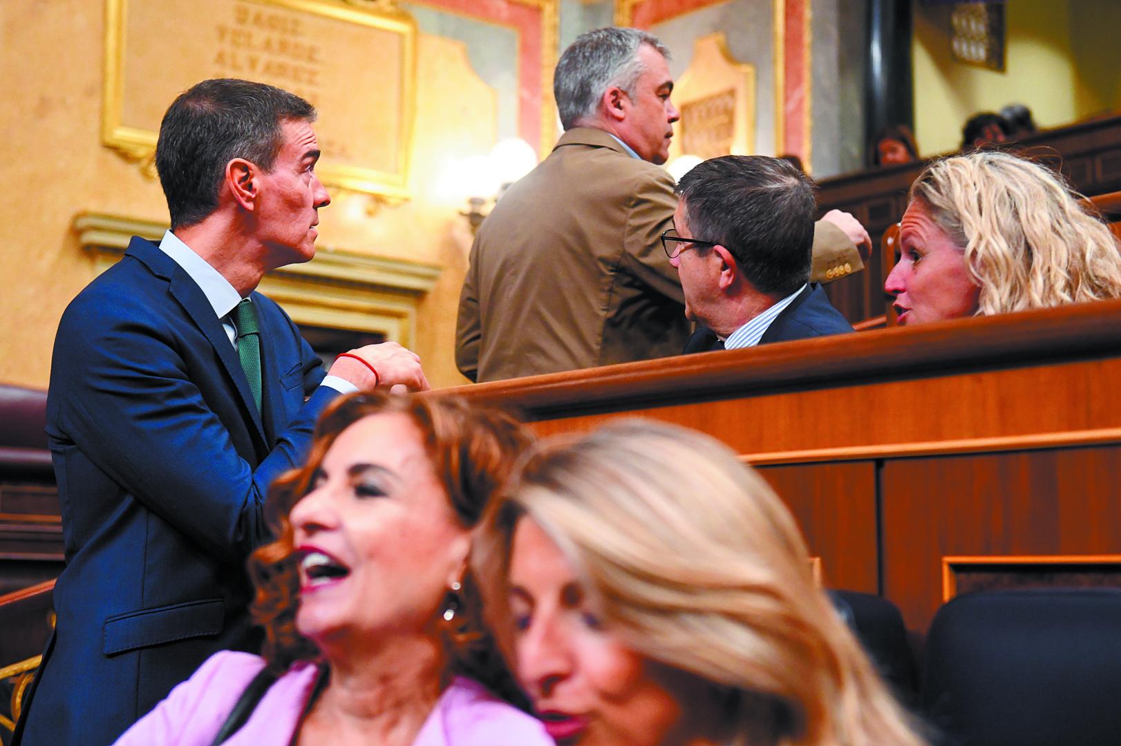 mirada del presidente Sánchez a Cerdán