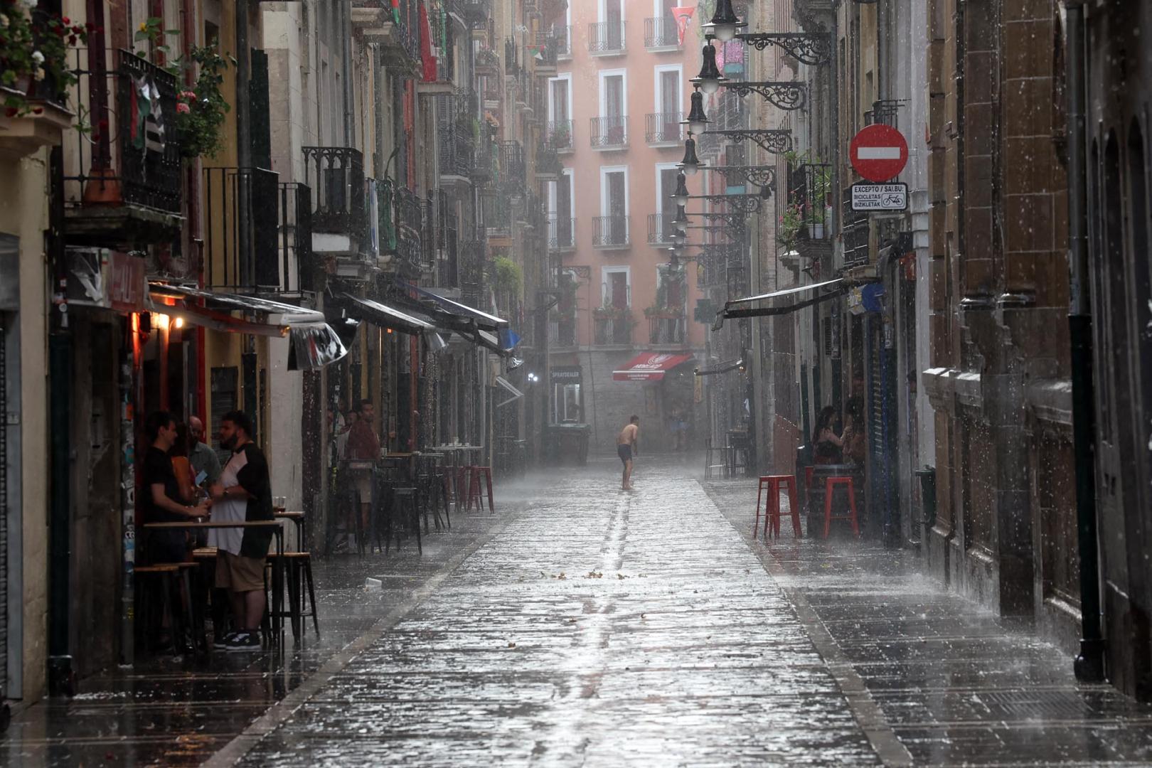 Fotos de la tormenta de este sábado por la tarde en Pamplona