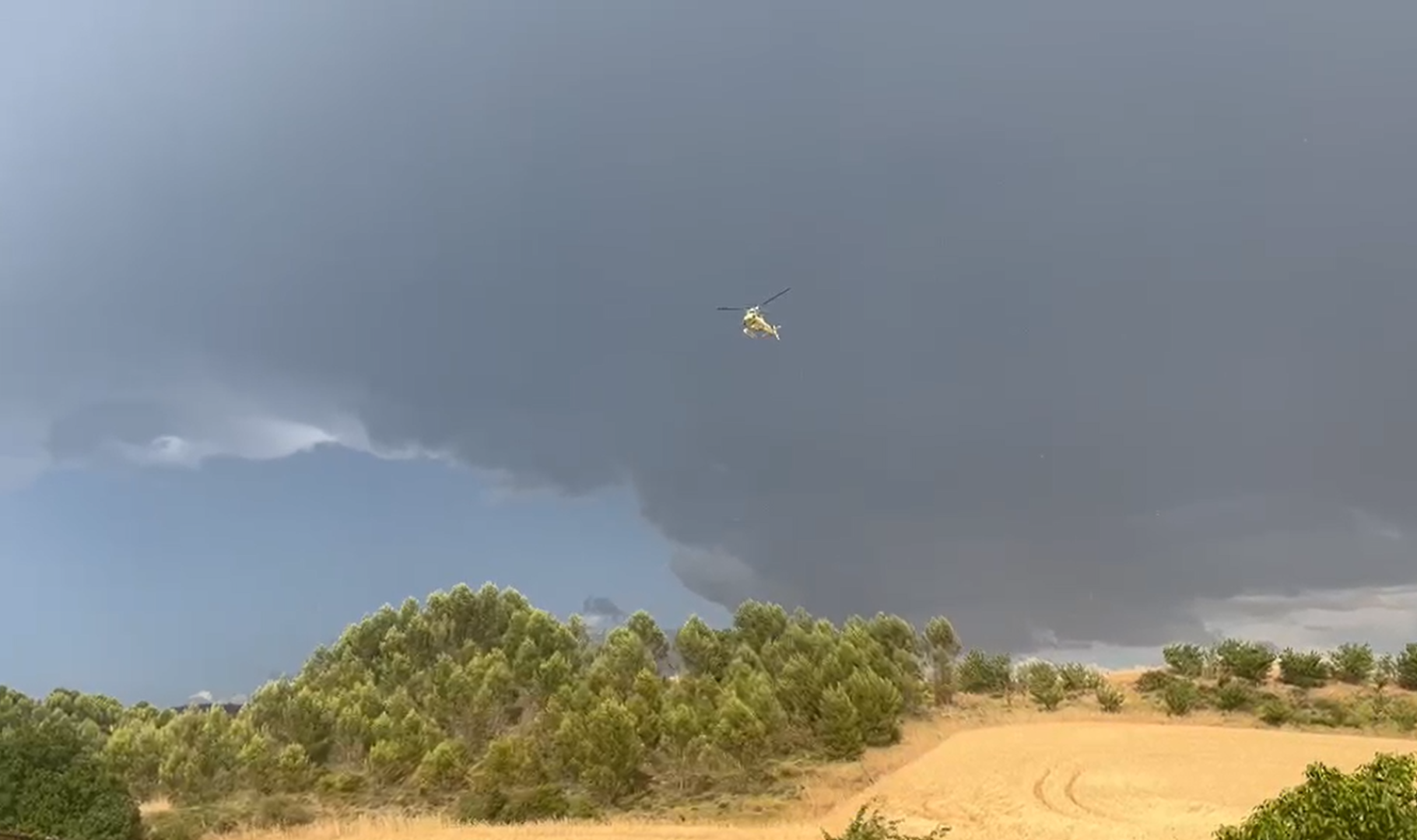 Un helicóptero se va debido a la lluvias