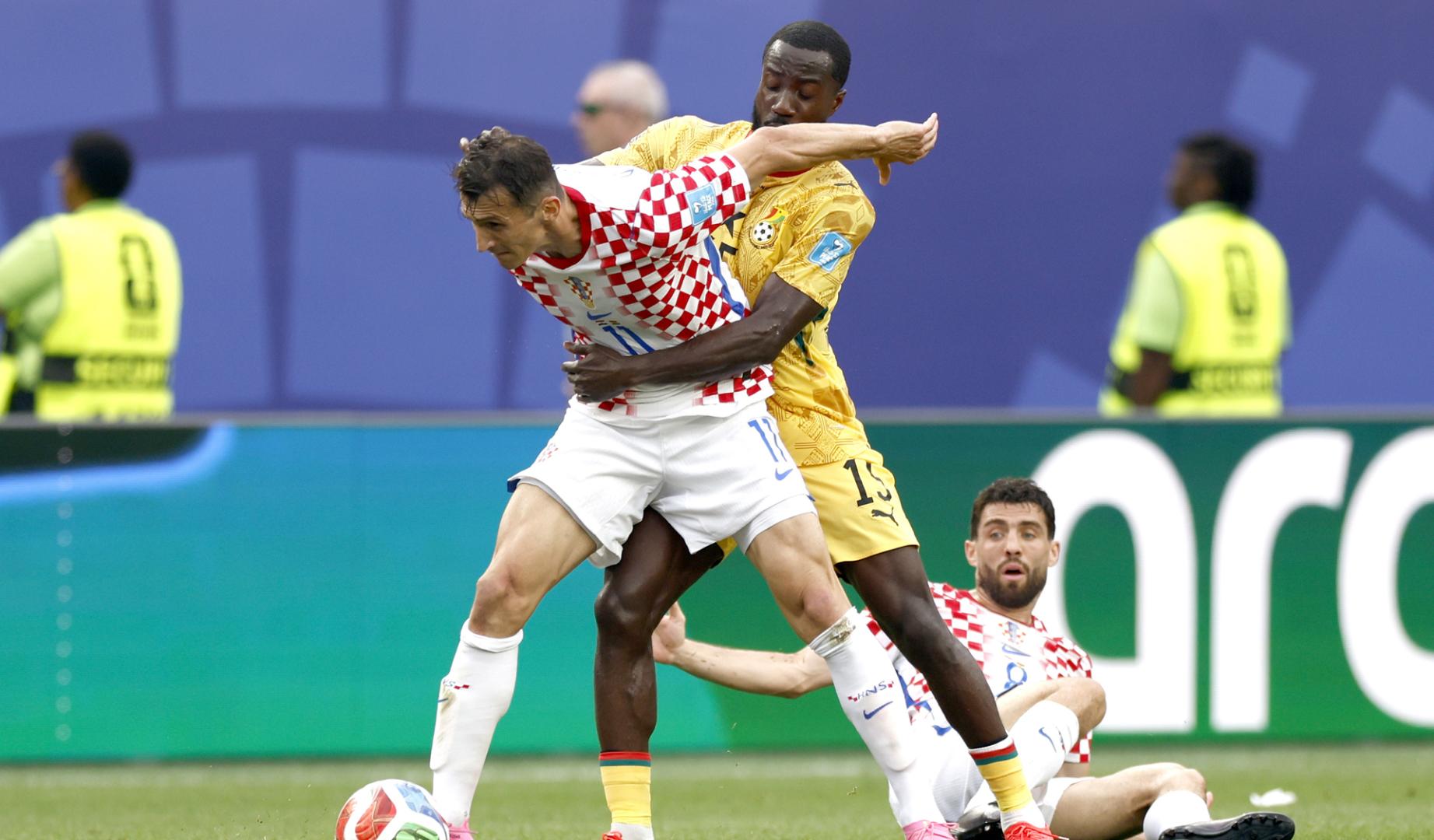 Ante Budimir se mide a Elisha Owusu durante el duelo contra Ghana