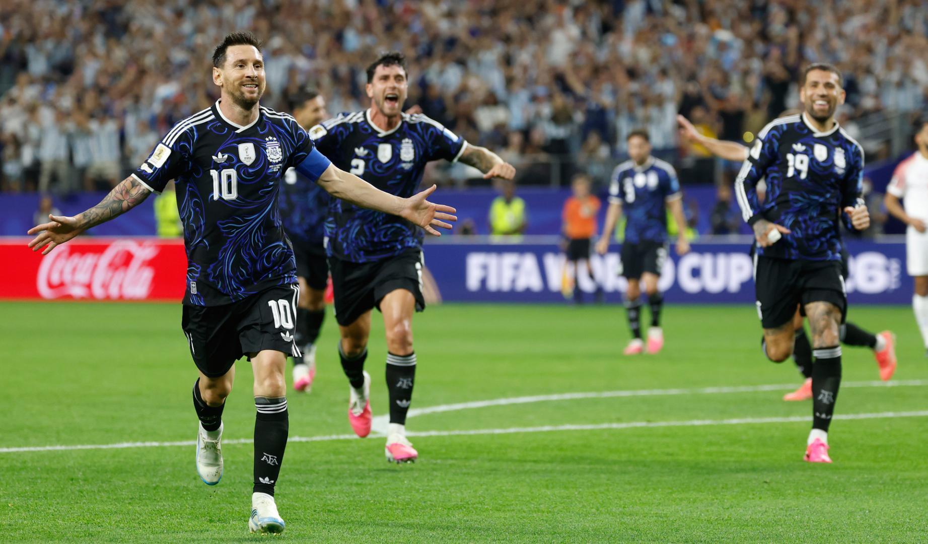 Lionel Messi de Argentina celebra su gol este sábado, durante un partido del grupo F del Mundial de la FIFA 2026 entre Jordania y Argentina en el estadio AT&T Stadium en Dallas