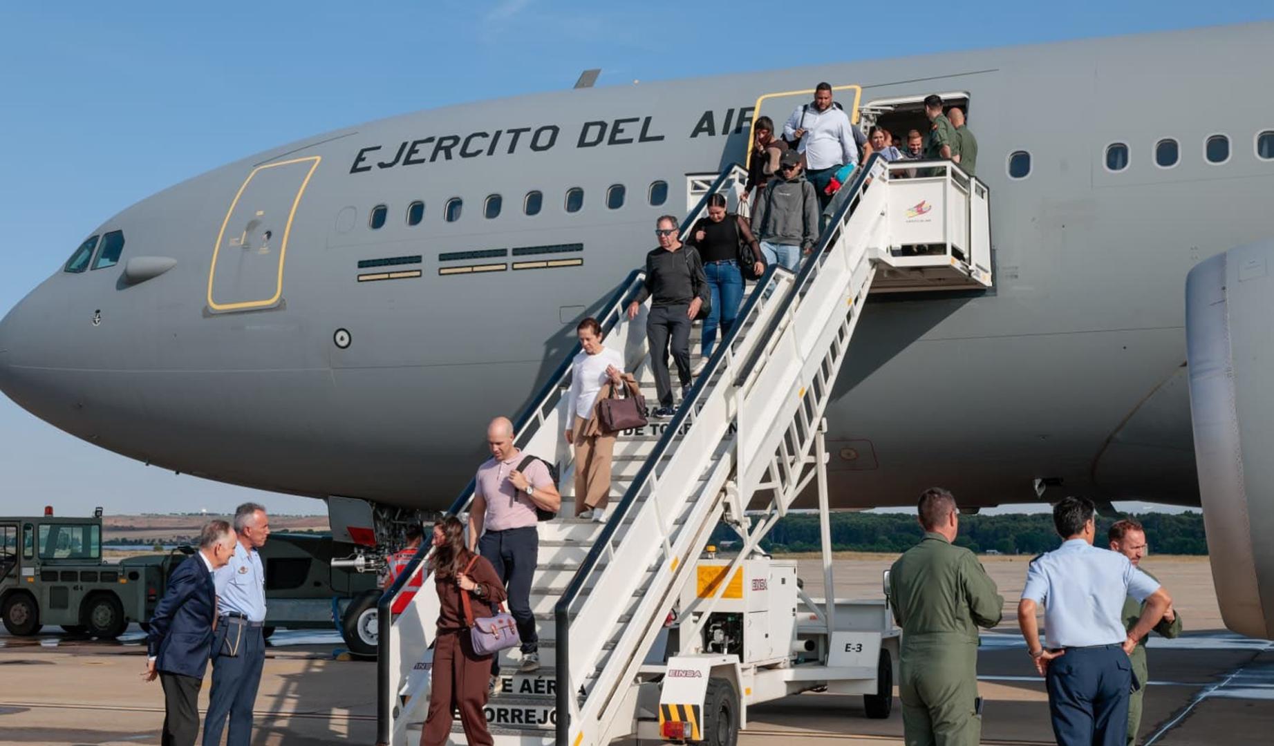 El avión A330 del Ejército del Aire que partió el pasado jueves a Venezuela para colaborar en la emergencia del terremoto que ha dejado por el momento más de 1.400 muertos ha regresado este domingo a España con 96 personas repatriadas de ocho nacionalidades diferentes, 76 de ellas españolas.