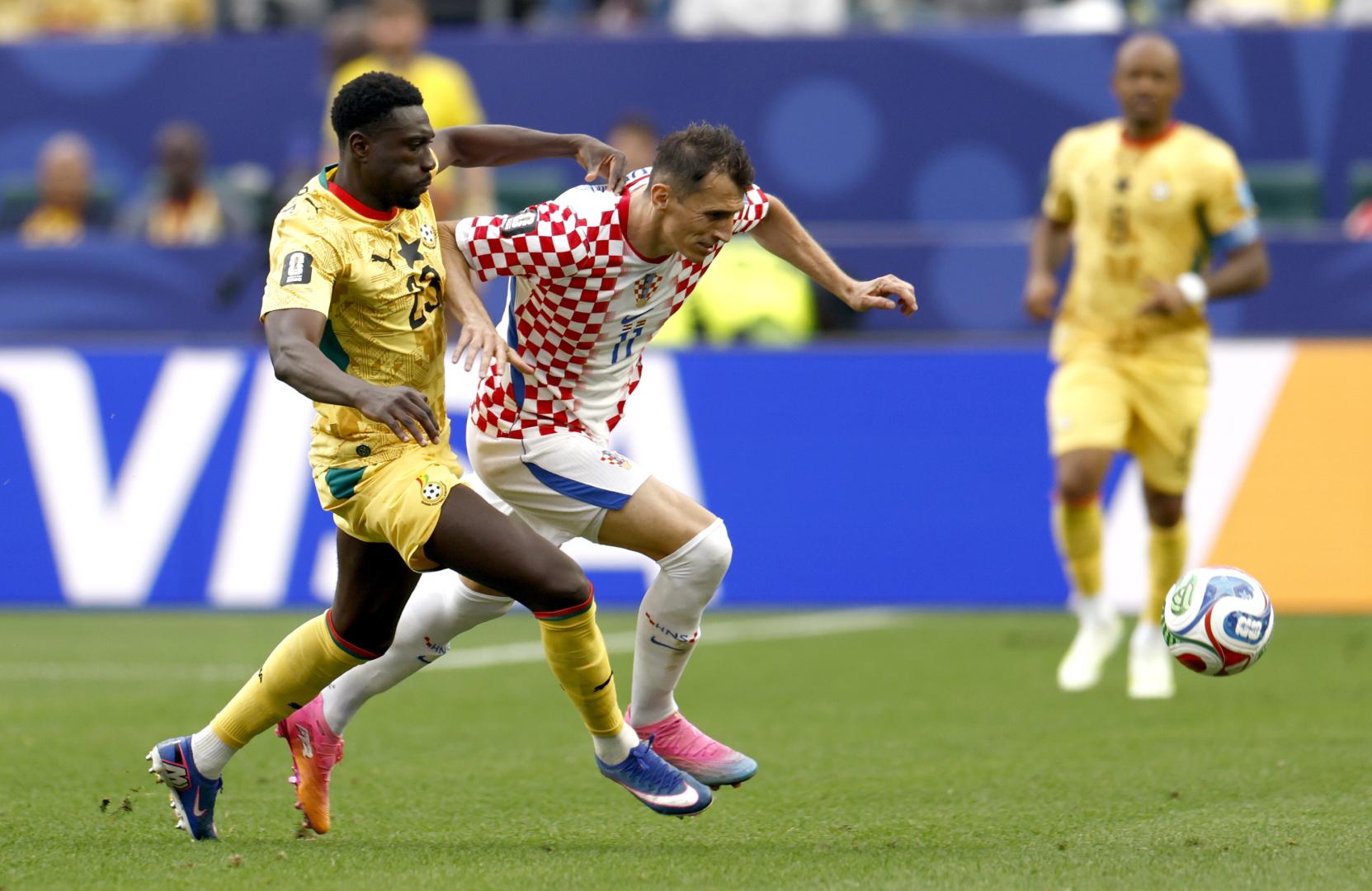 Ante Budimir trata de irse al defensa de Ghana Derrick Luckassen