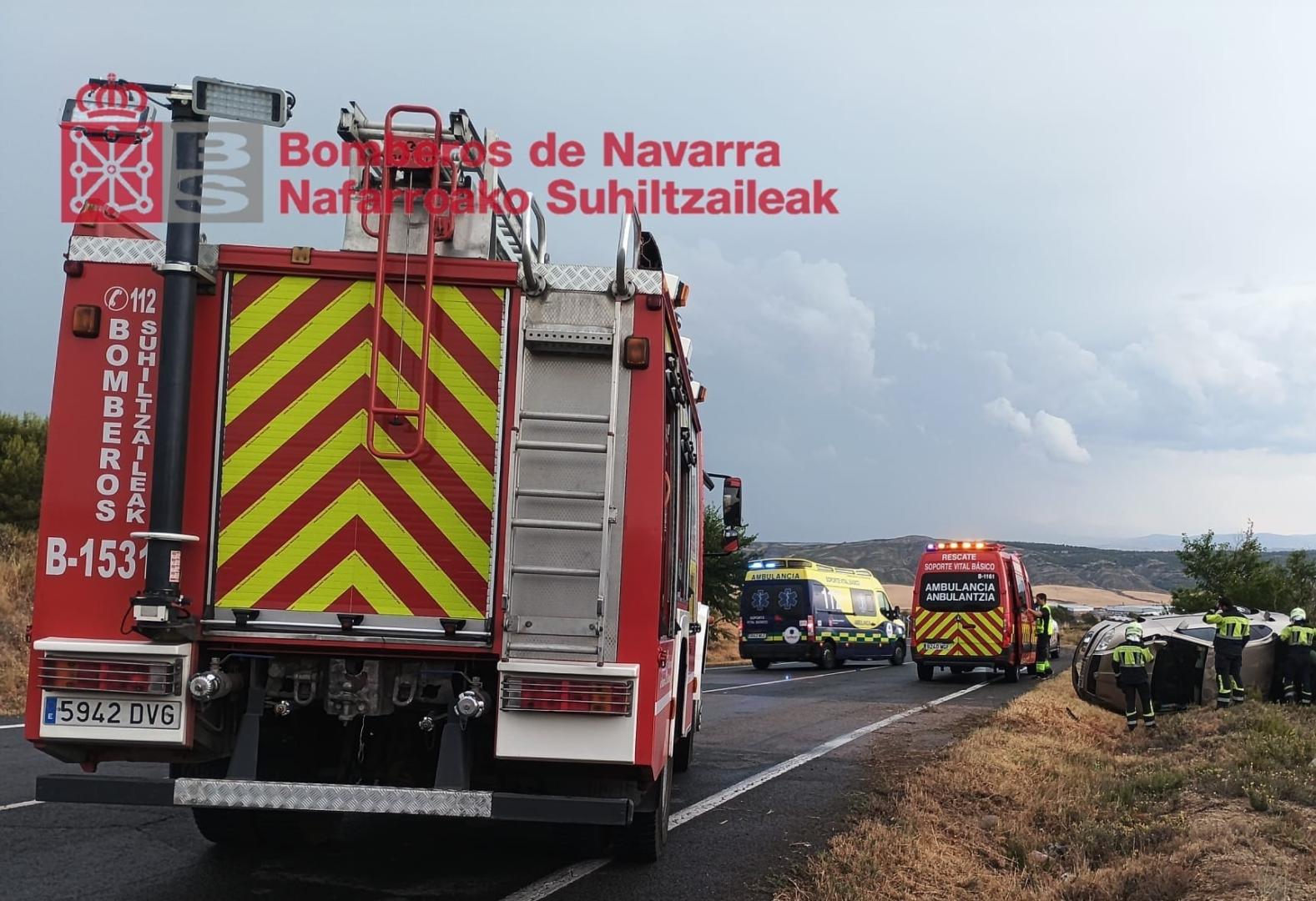 Un camión de bomberos junto a los atendidos en el accidente de Peralta