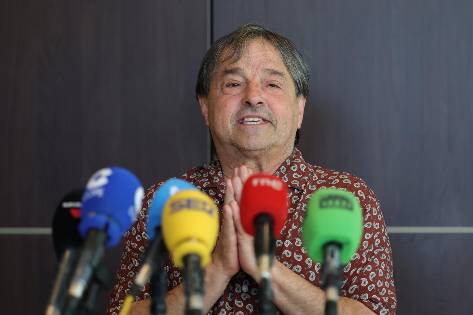 El presidente del C.D. Xota, Tatono Arregui, en la rueda de prensa tras conocer el auto del juez sobre el caso Lázaro