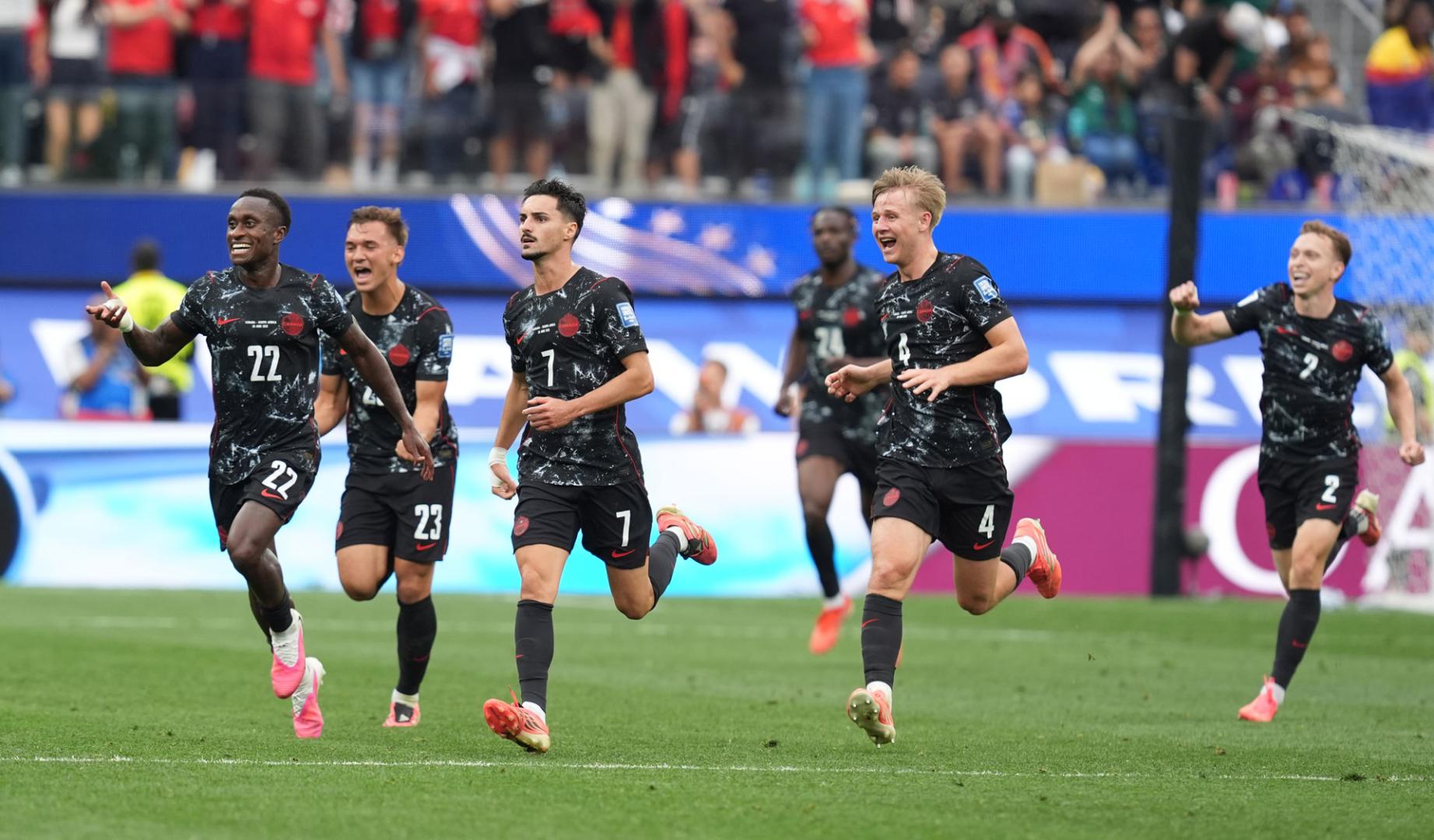 Jugadores de Canadá celebran un gol este domingo, en un partido por los dieciseisavos de final del Mundial de la FIFA 2026