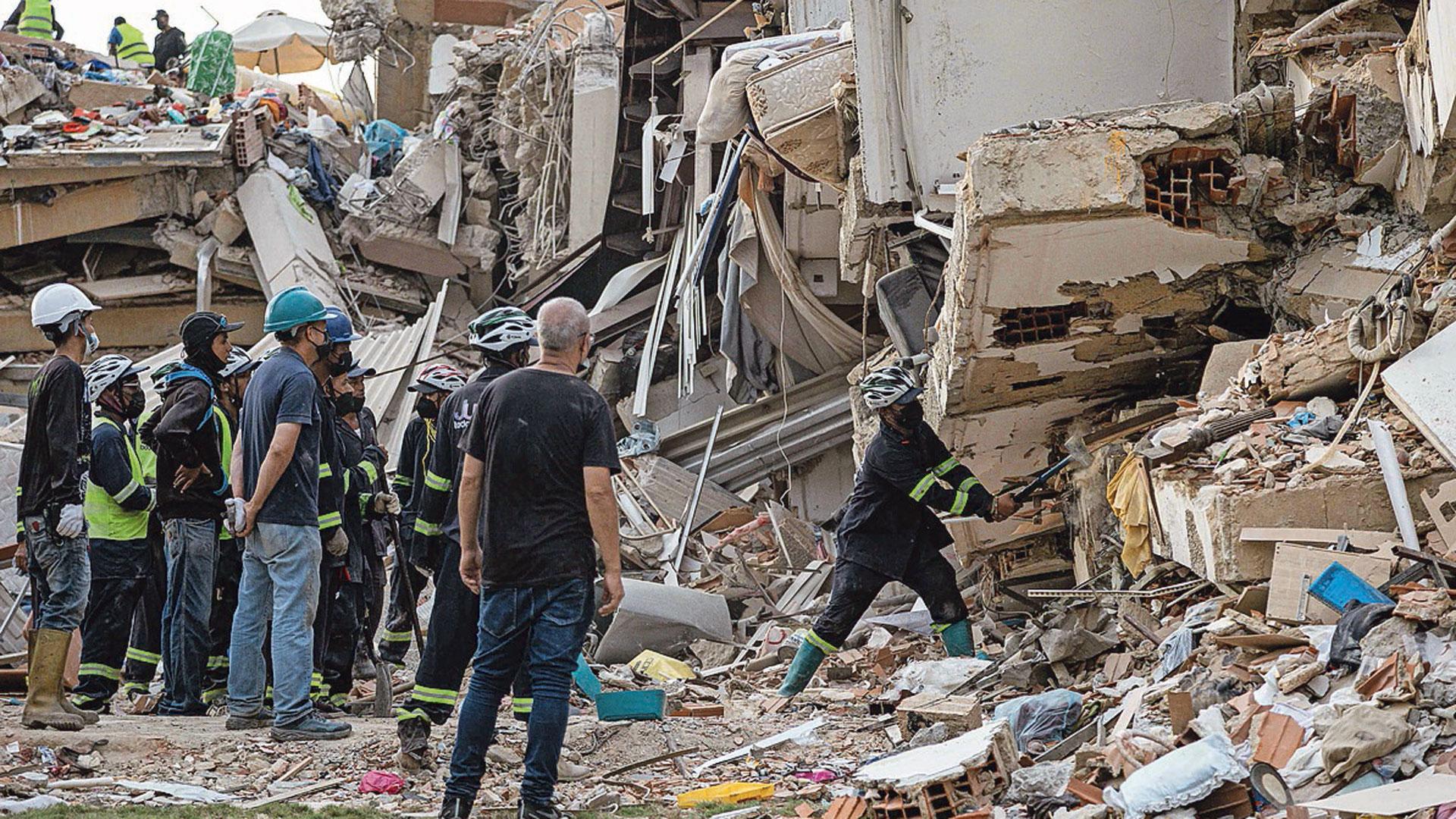 Un grupo de rescatistas trabaja en una zona afectada por el seísmo