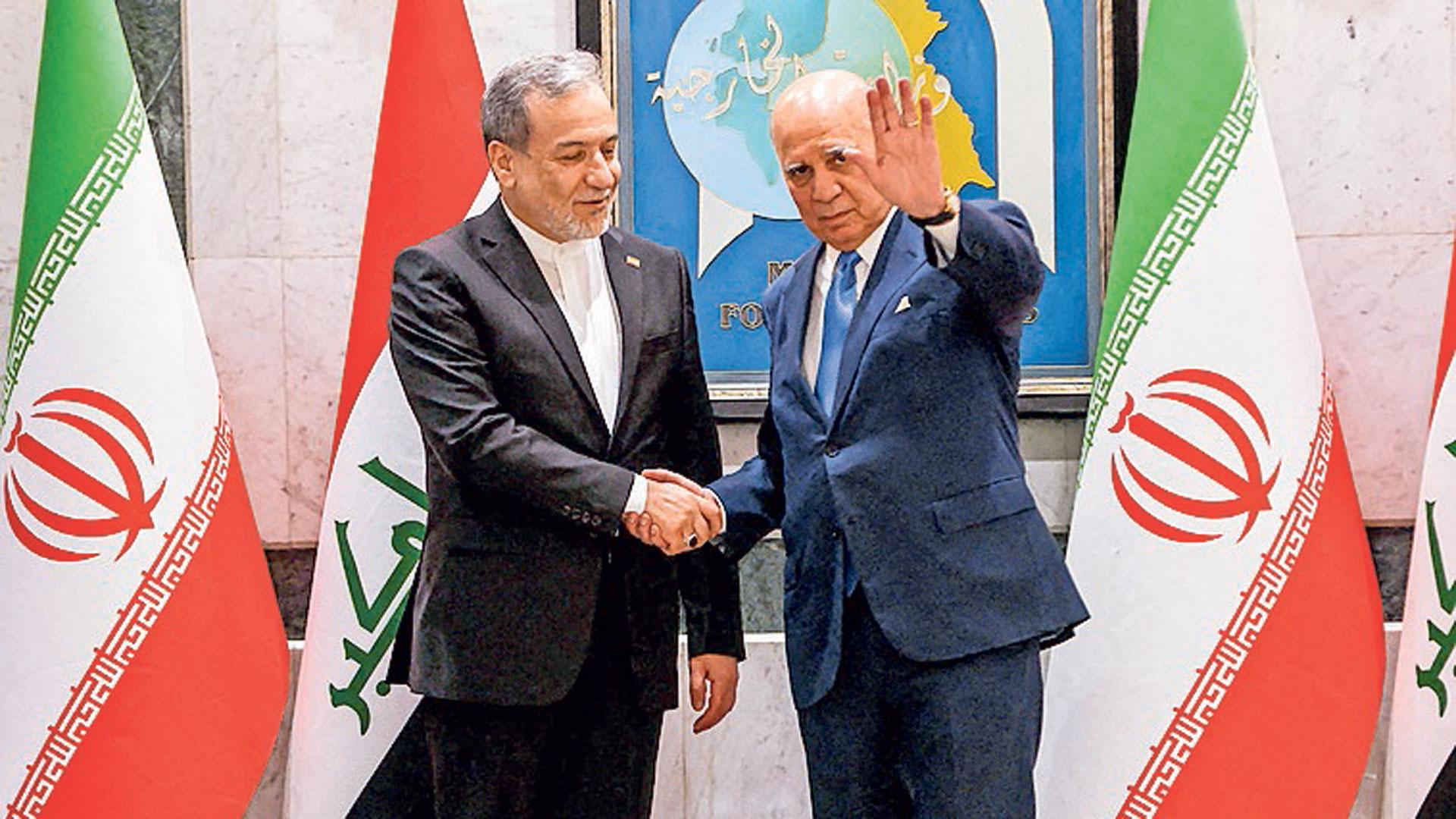 El ministro de Exteriores iraní, Abbas Araghchi, saluda a su homólogo iraquí, Fuad Hussein