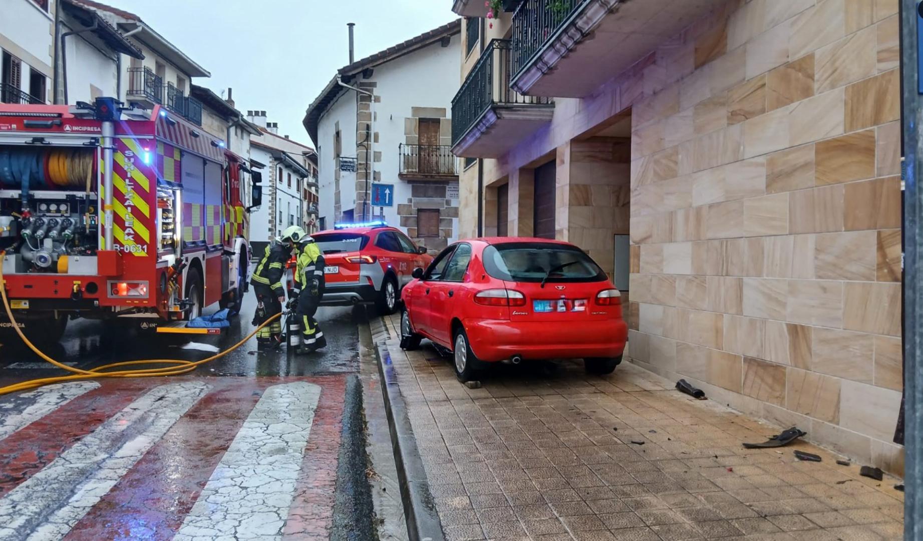 Herido de carácter reservado tras una salida de vía y chocar contra un edificio en Lakuntza