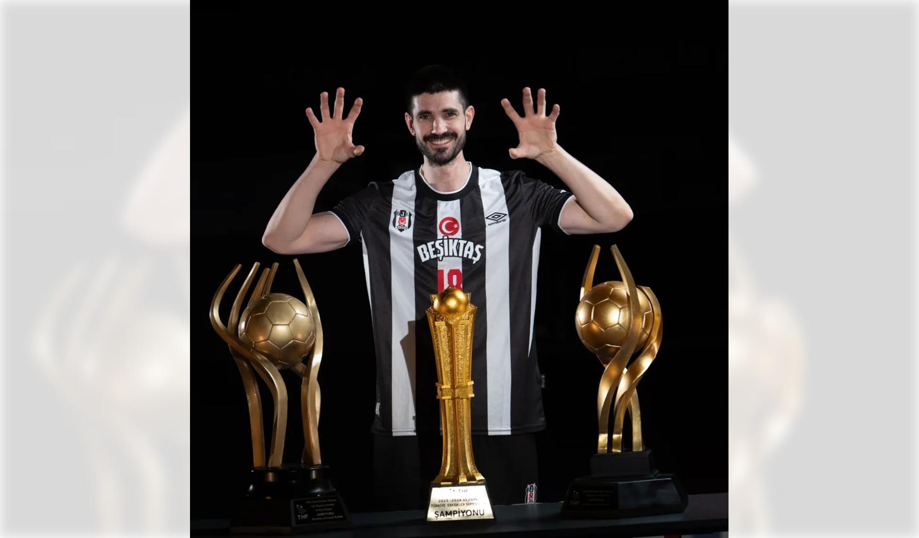 Eduardo Gurbindo Martínez, con los títulos que ha conseguido estas últimas temporadas con el Besiktas turco