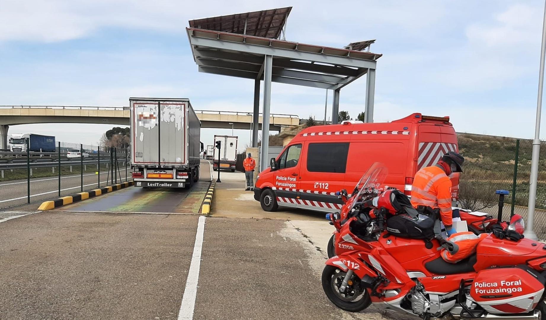 Patrulla del Grupo de Transportes en un control de pesaje