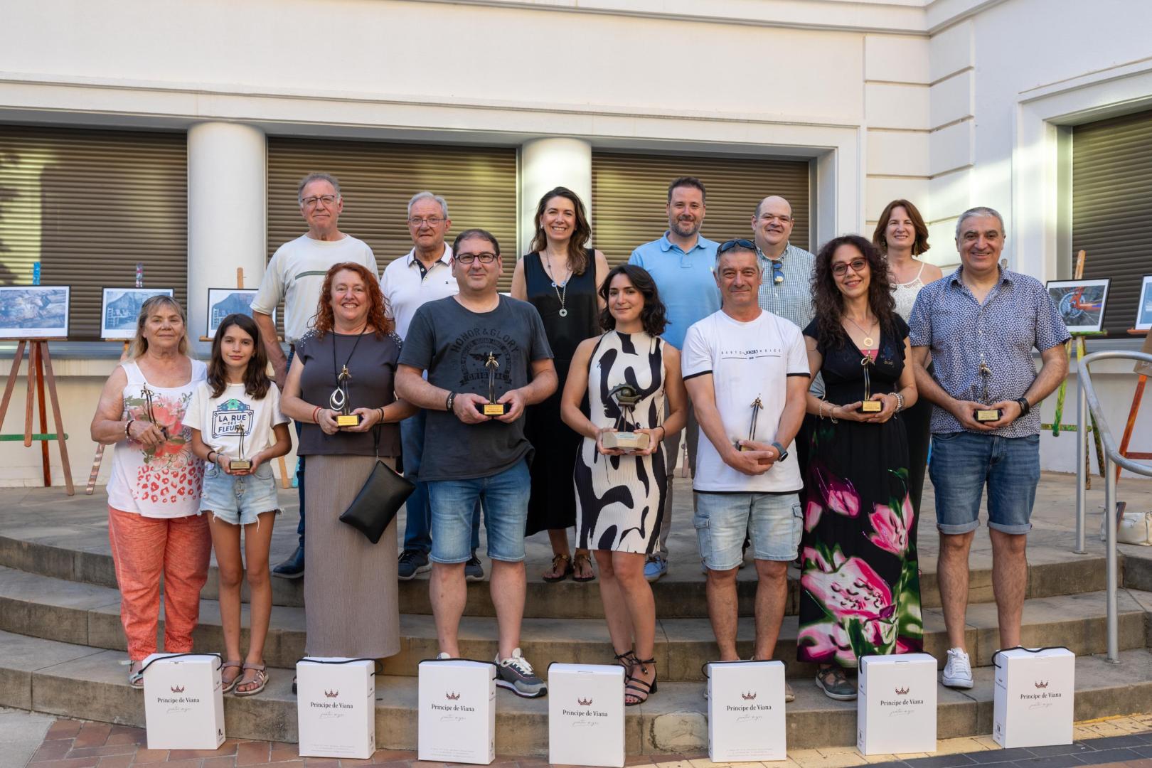 En primera fila, los ganadores. De izquierda a derecha: Mayka Moras, Lea Moureaux, Raquel Apastegui, Iñaki Cornago, Sara García -en representación de su padre, Javier García-, Francisco Javier Munuera, Teresa Montiel y David Chain. Detrás, autoridades y organizadores. De izquierda a derecha: Félix Esain, Tomás Saso, Reyes Carmona, Alejandro Toquero, Javier Pérez-Nievas e Irene Royo