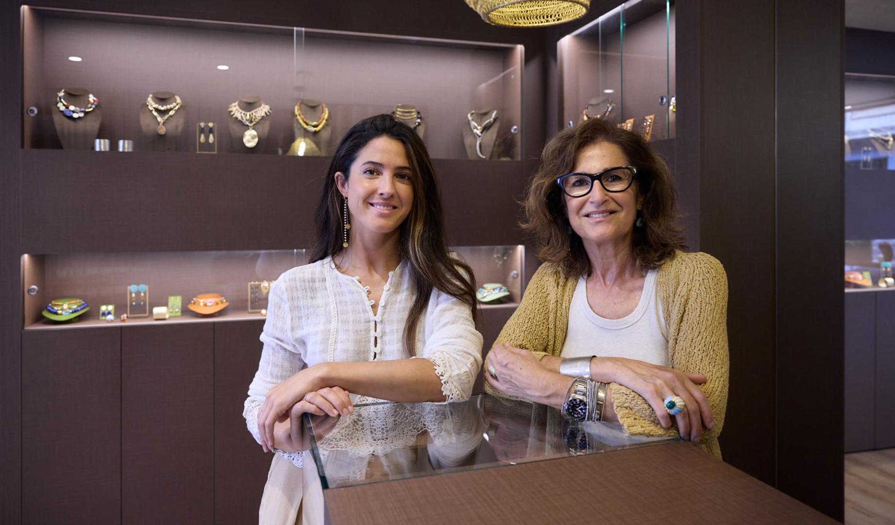Estela Basterrechea y Estela Martín, hija y madre, posan tras el mostrador de su tienda, en la calle Amaya de Pamplona.