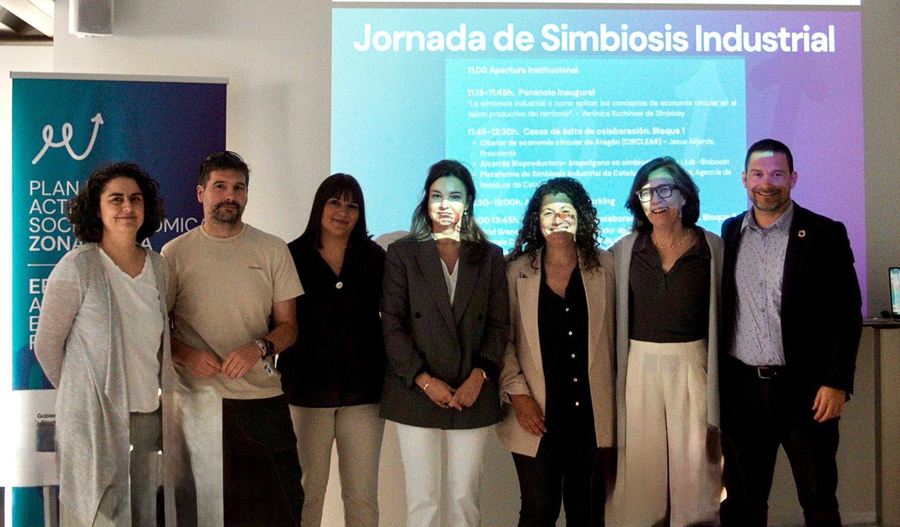 Representantes de las entidades y personal técnico,  organizadores de la jornada, posan al finalizar el acto