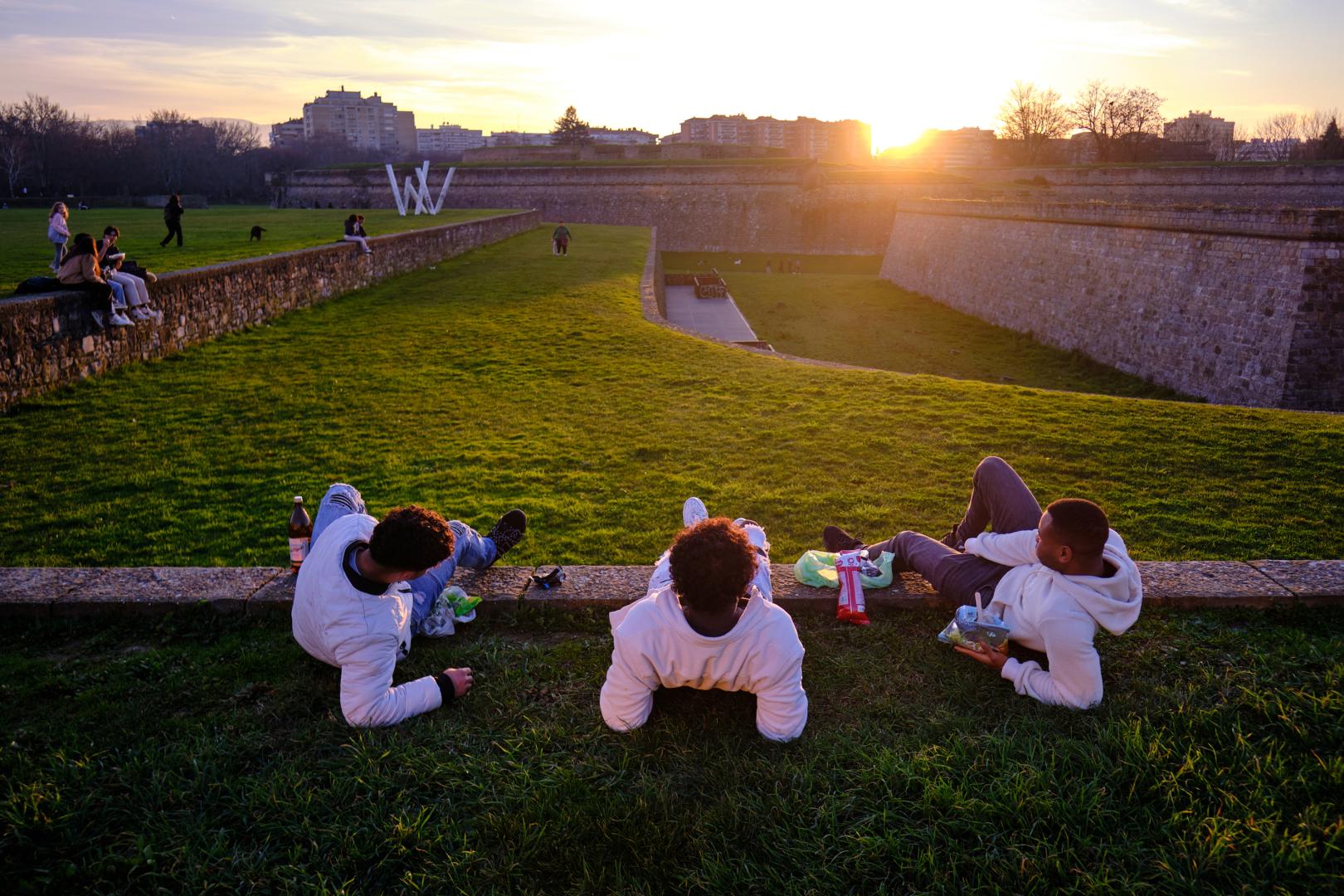 A: MIGUEL OSÉS F: 25-1-2024 P: L: PAMPLONA T: CALOR INUSUAL EN PAMPLONA EN PLENO ENERO Los jóvenes disfrutan de una tarde soleada, ayer en la Vuelta del Castillo de Pamplona.