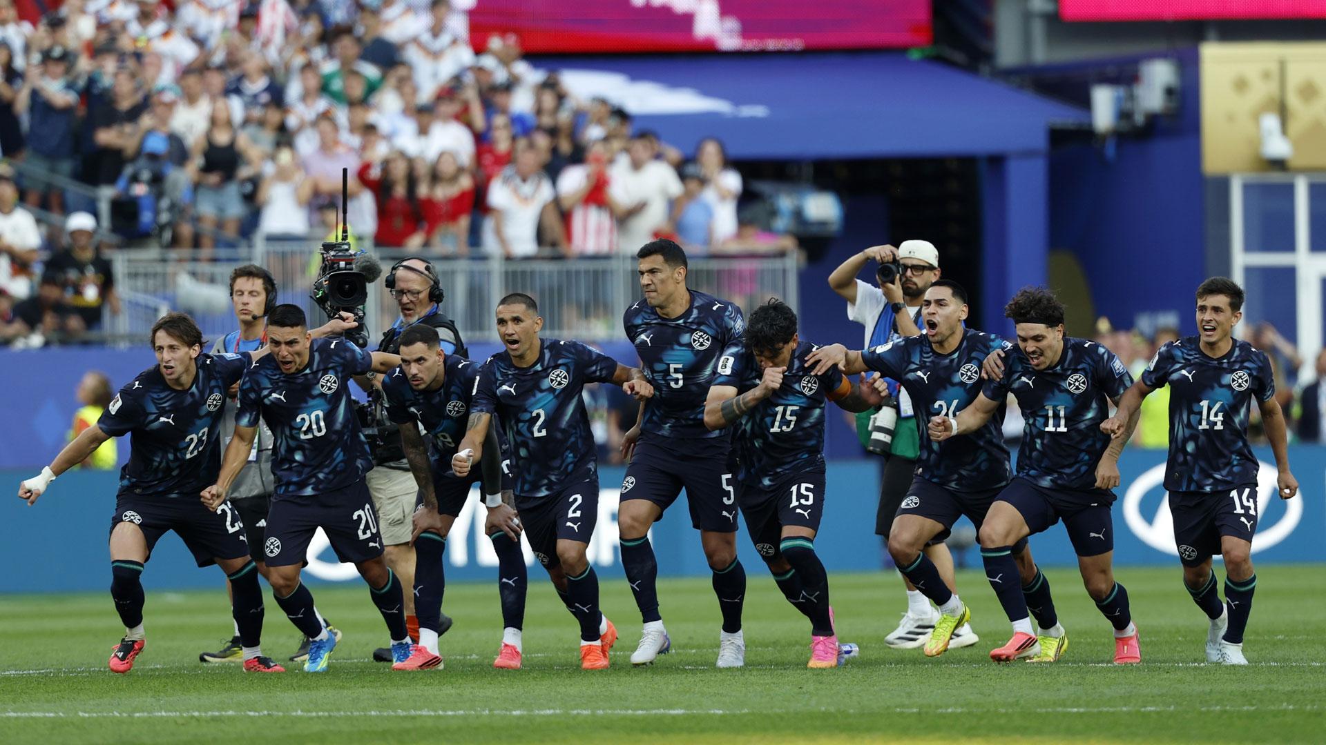 Los jugadores de la selección de Paraguay celebran su victoria en la tanda de penaltis frente a Alemania y su paso a octavos de final del Mundial 2026