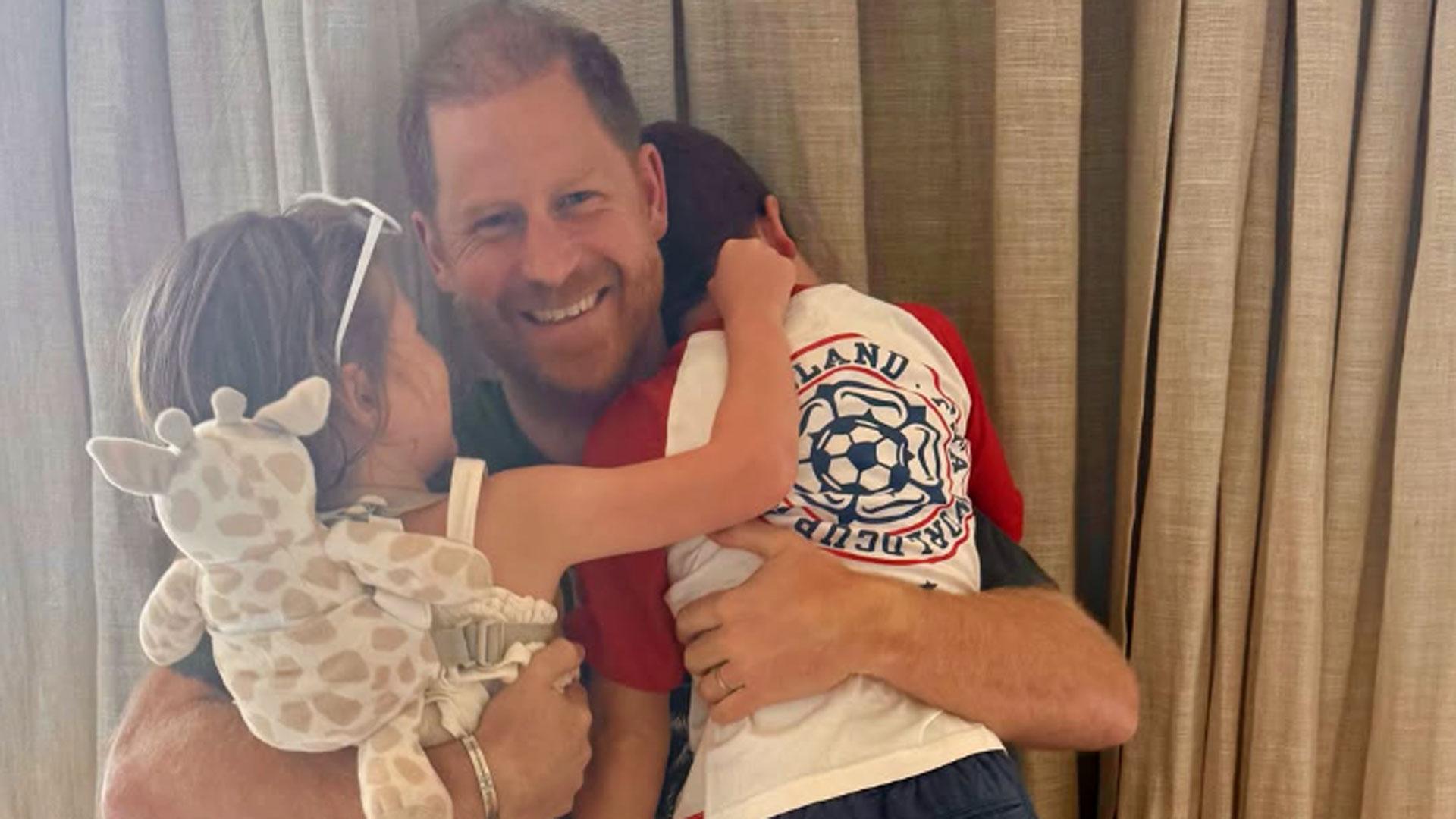El príncipe Harry abraza a sus hijos Archie y Lilibet, en una foto publicada en Instagram en el perfil de Meghan Markle