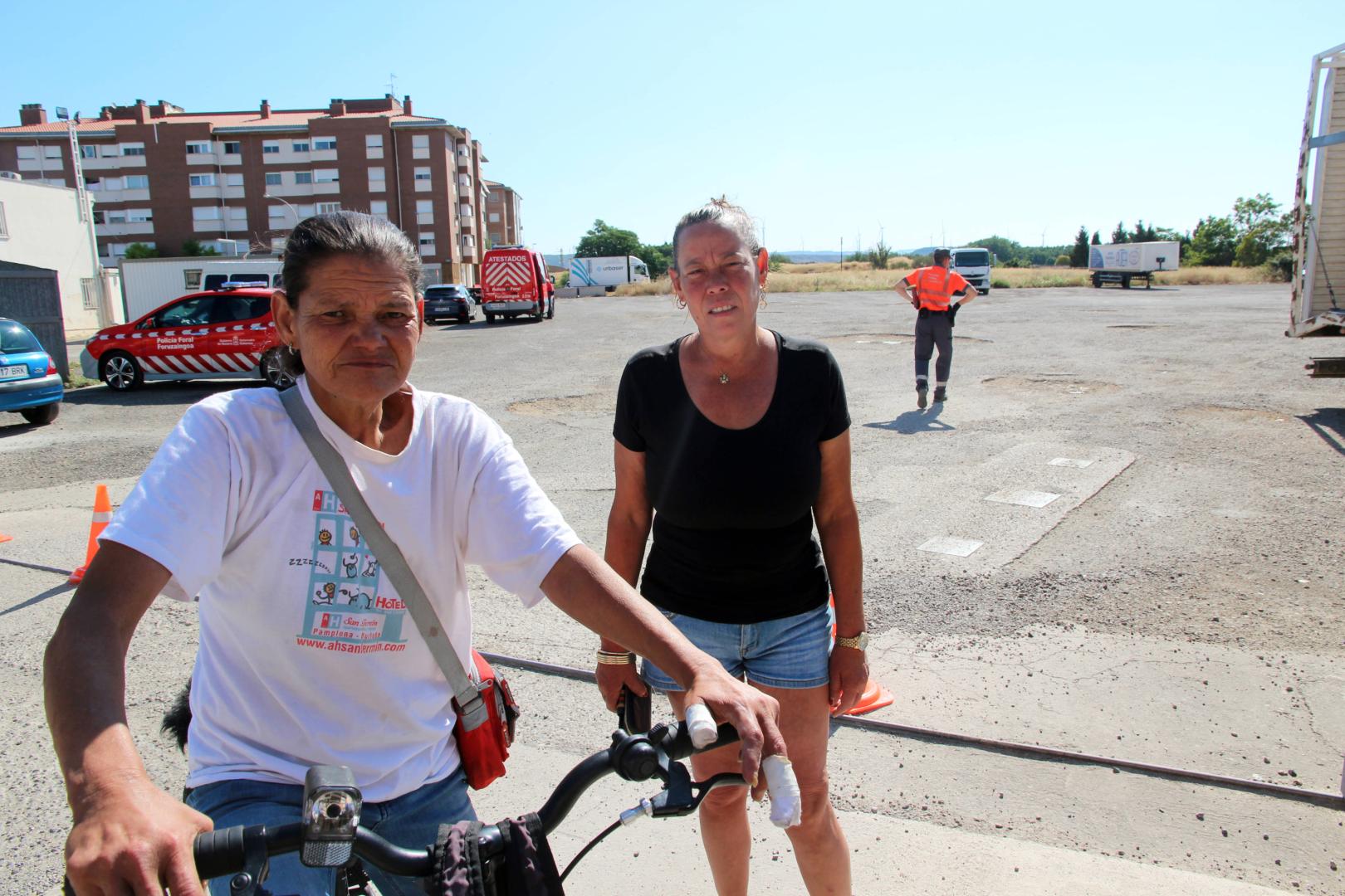 De izquierda a derecha: Marta Caballero Martínez y Yonaysy Torres, ante el aparcamiento donde falleció Abddulá