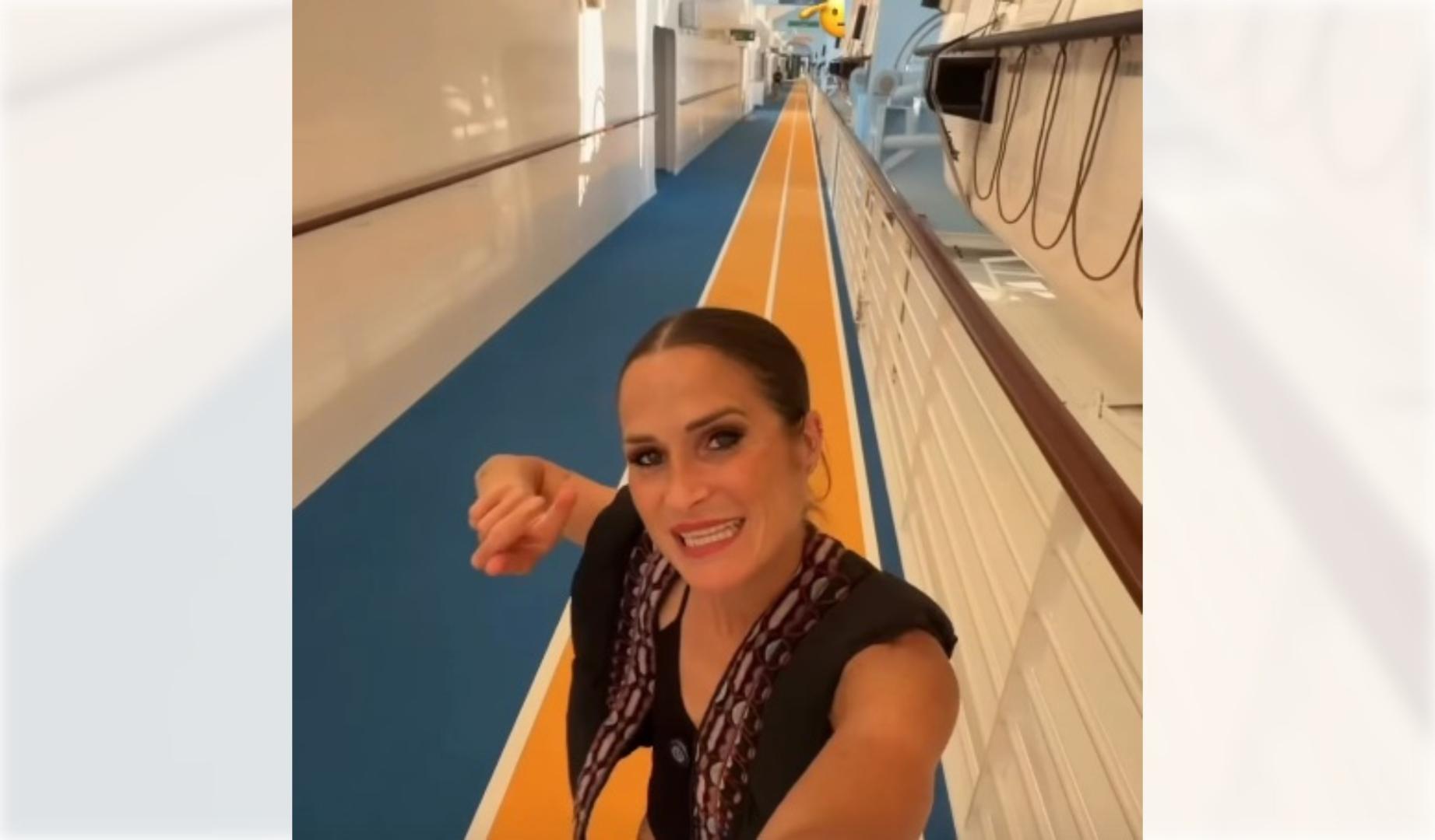 La navarra Estefanía Unzu Ripoll, más conocida como Verdeliss por su faceta de influencer, en la pista instalada en una de las cubiertas del barco donde correrá su próxima maratón