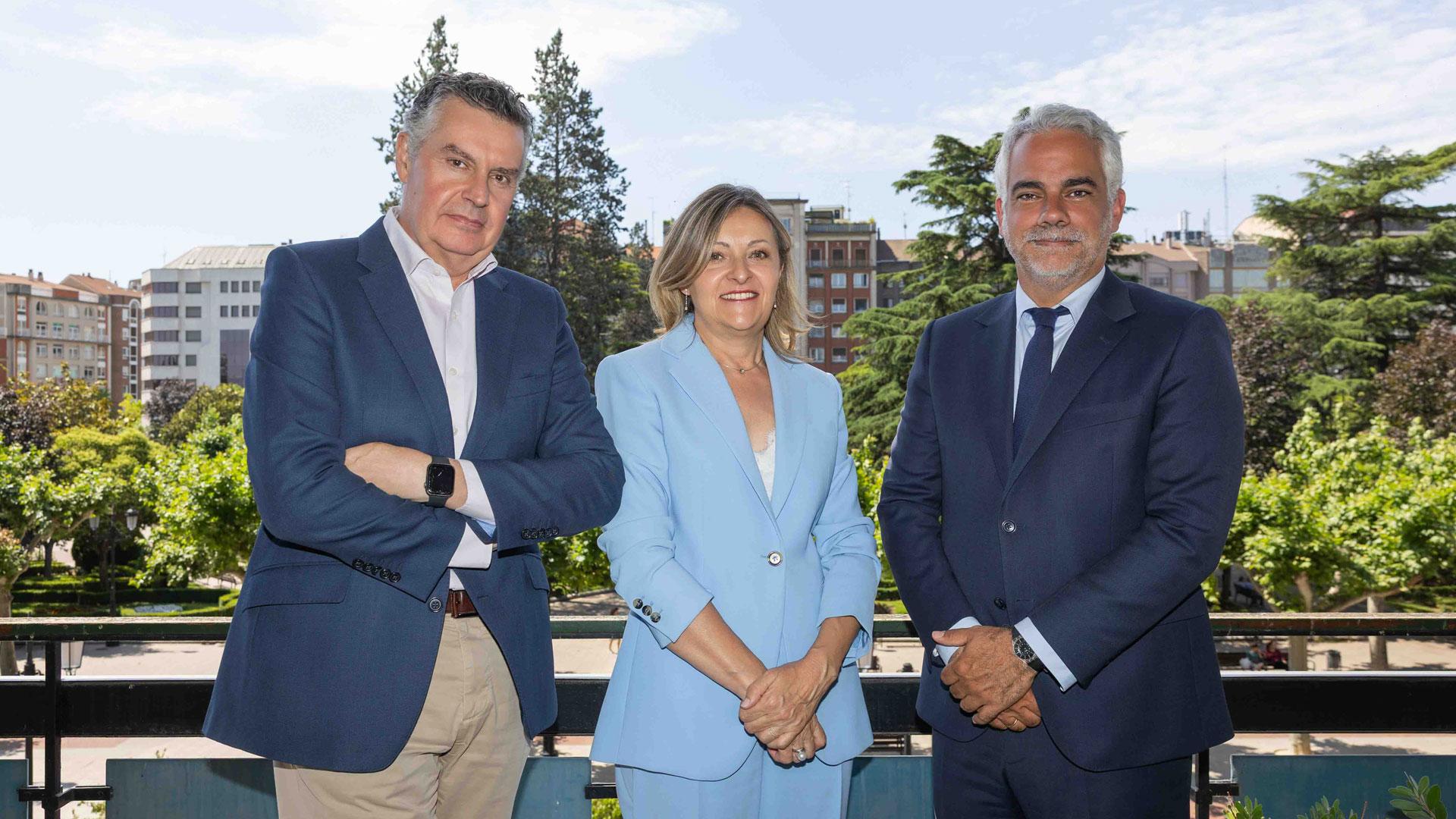 De izquierda a derecha, Fernando Rubio, Cristina Rubio y Arturo del Burgo de Ecija Pamplona