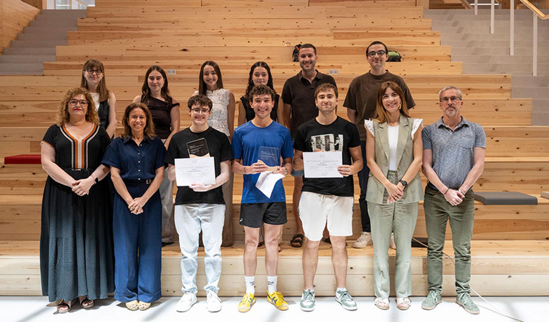 Premiados en las categorías de enfermería, psicología y medicina, en la Facultad de Ciencias de la Salud de la UPNA, junto con el resto de finalistas, profesorado y responsables de la Facultad