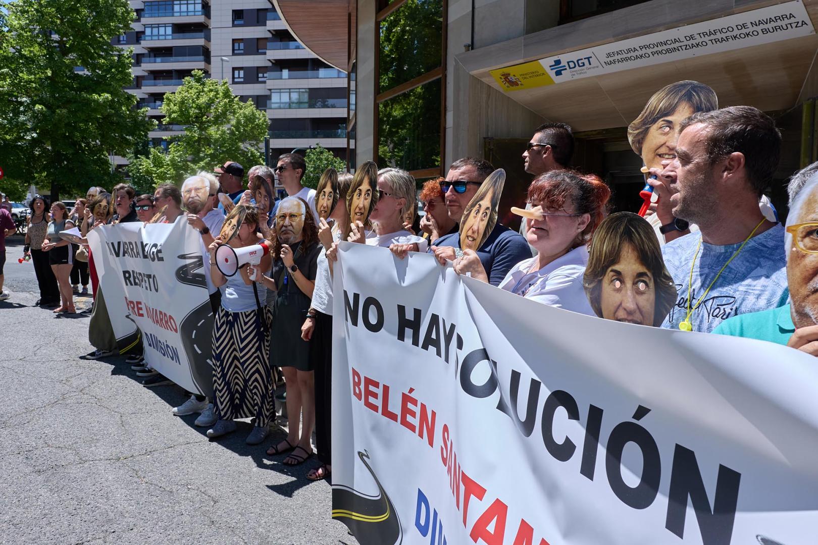 Foto de la concentración de las autoescuelas de Navarra ante la Jefatura de Tráfico.