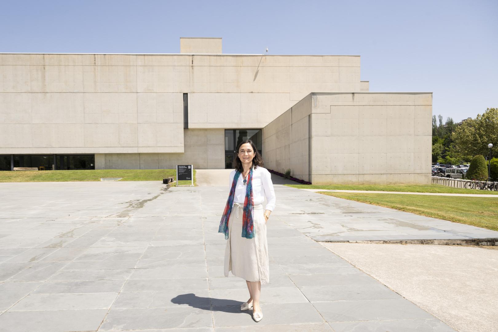 Ruth Gutiérrez Delgado (Jerez de la Frontera, Cádiz, 1976), delante de la Facultad de Comunicación de la Universidad de Navarra.