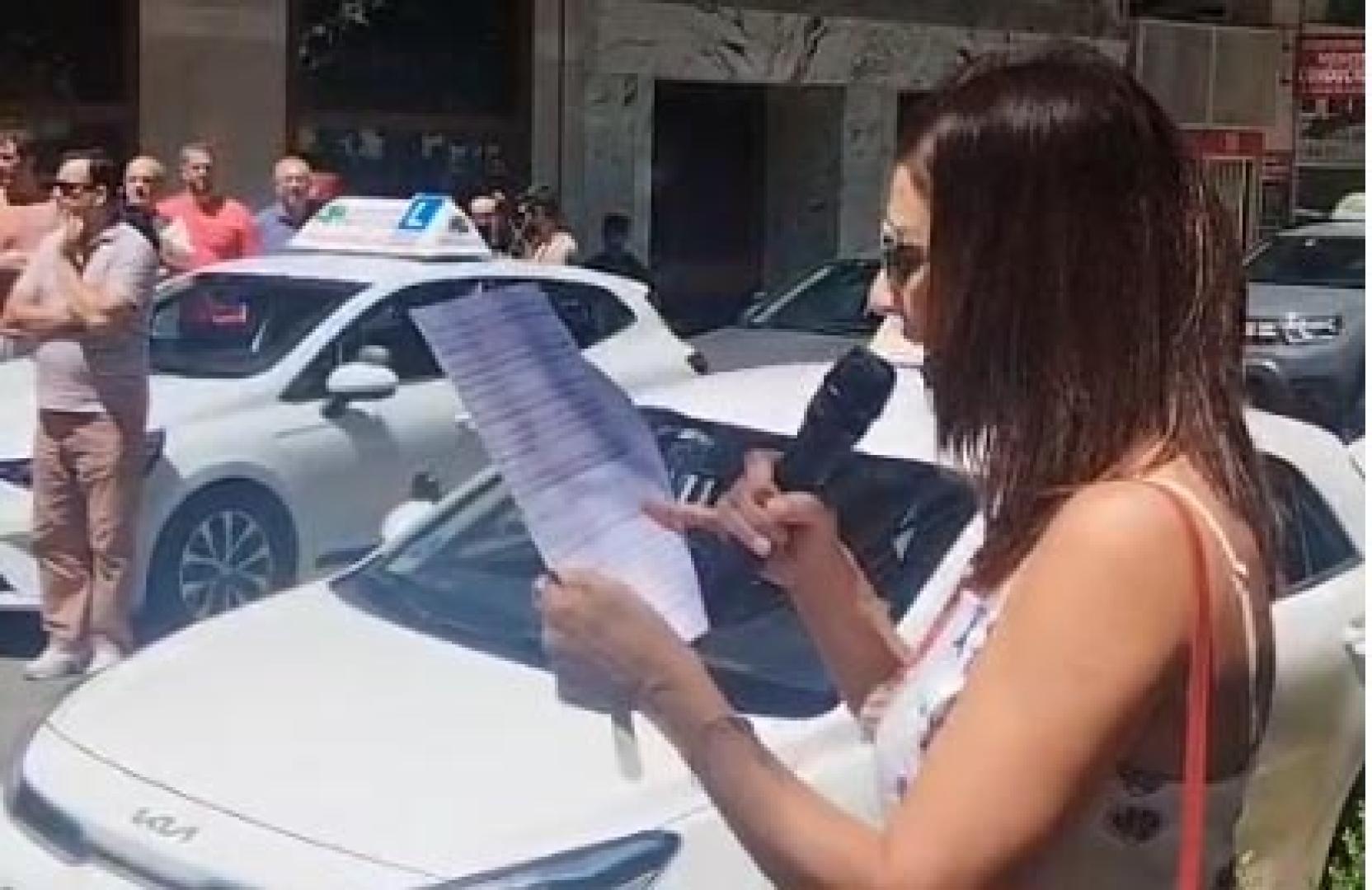 La presidenta de Apana, asociación de autoescuelas, Amaia Echeverría, lee el manifiesto