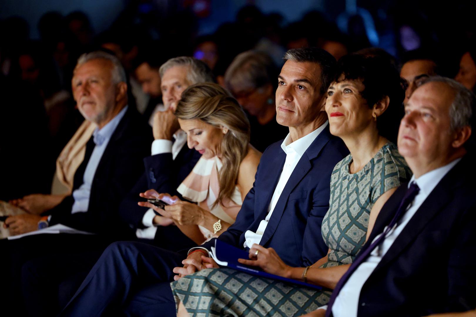El presidente del Gobierno, Pedro Sánchez (c) junto con la ministra de Inclusión, Seguridad Social y Migraciones, Elma Saiz (2d), el ministro de Industria, Turismo y Comercio, Jordi Hereu (d), el ministro del Interior, Fernando Grande-Marlaska (2i) y el ministro de Política Territorial, Ángel Víctor Torres (i) durante la presentación este martes del Plan de Integración y Ciudadanía y de la campaña institucional ‘¿De dónde vienen? Vienen de hacer país’ celebrada en Madrid.