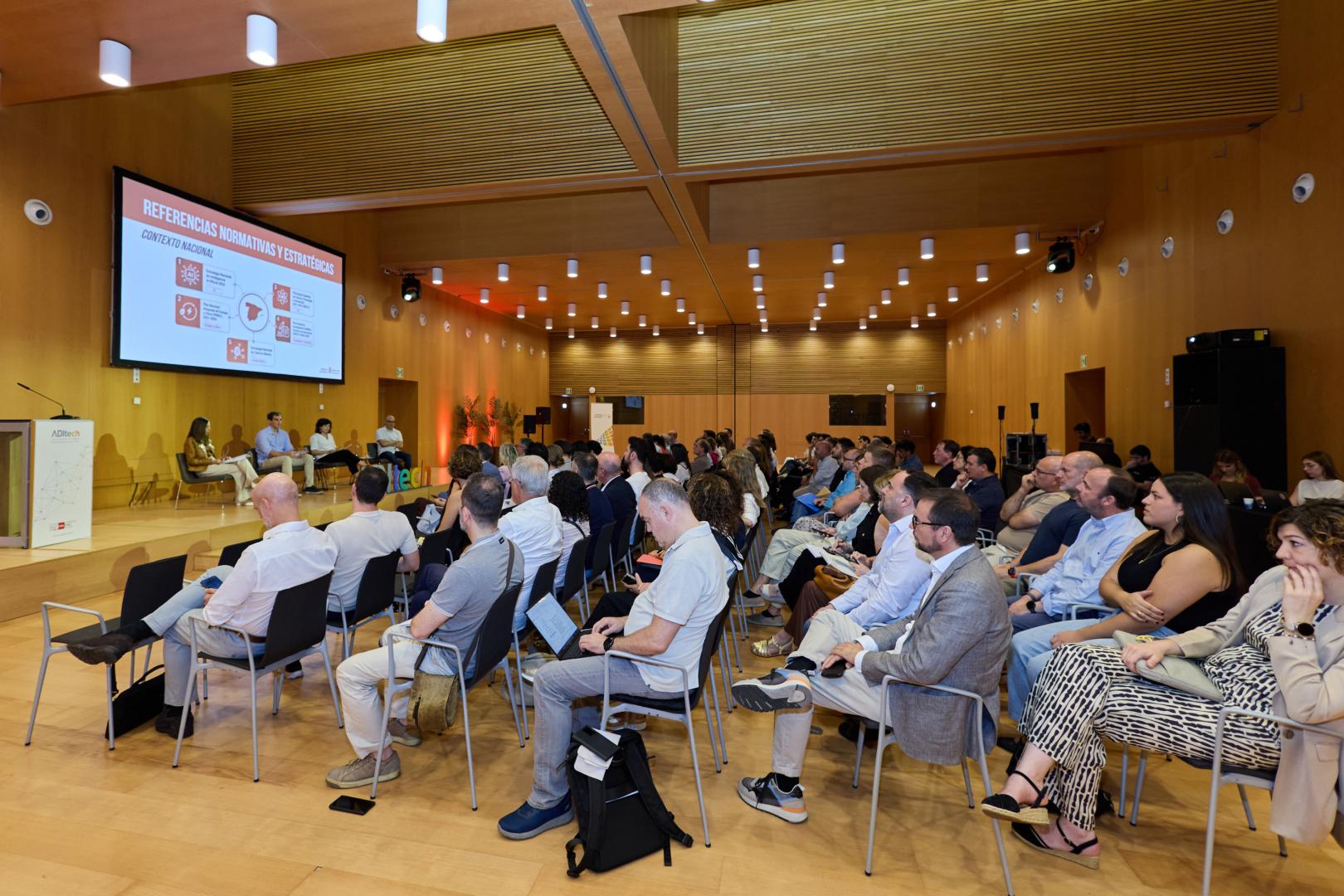 La presentación del borrador del plan de innovación ha atraído la atención de un numeroso público