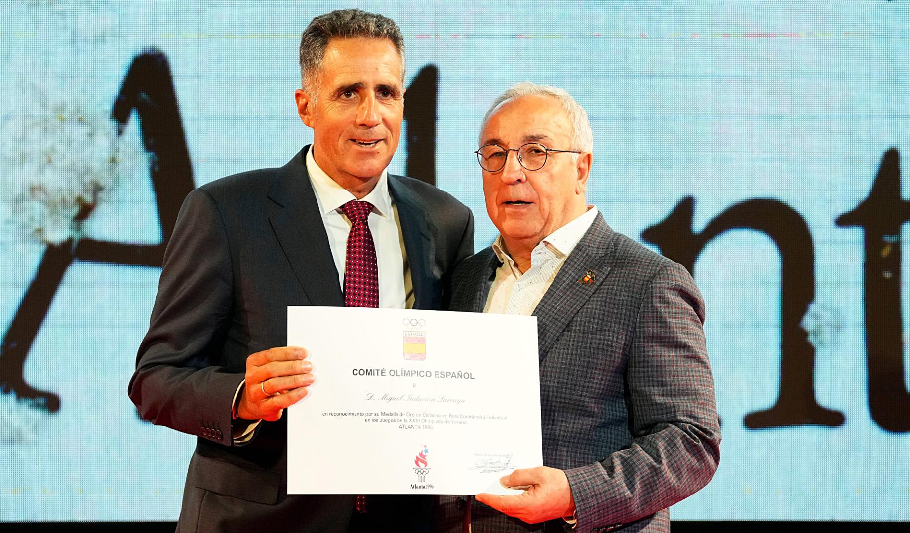 Miguel Induráin junto al presidente del Comité Olímpico Español,. Alejandro Blanco, durante el homenaje a los medallistas y diplomas olímpicos de Atlanta'96.