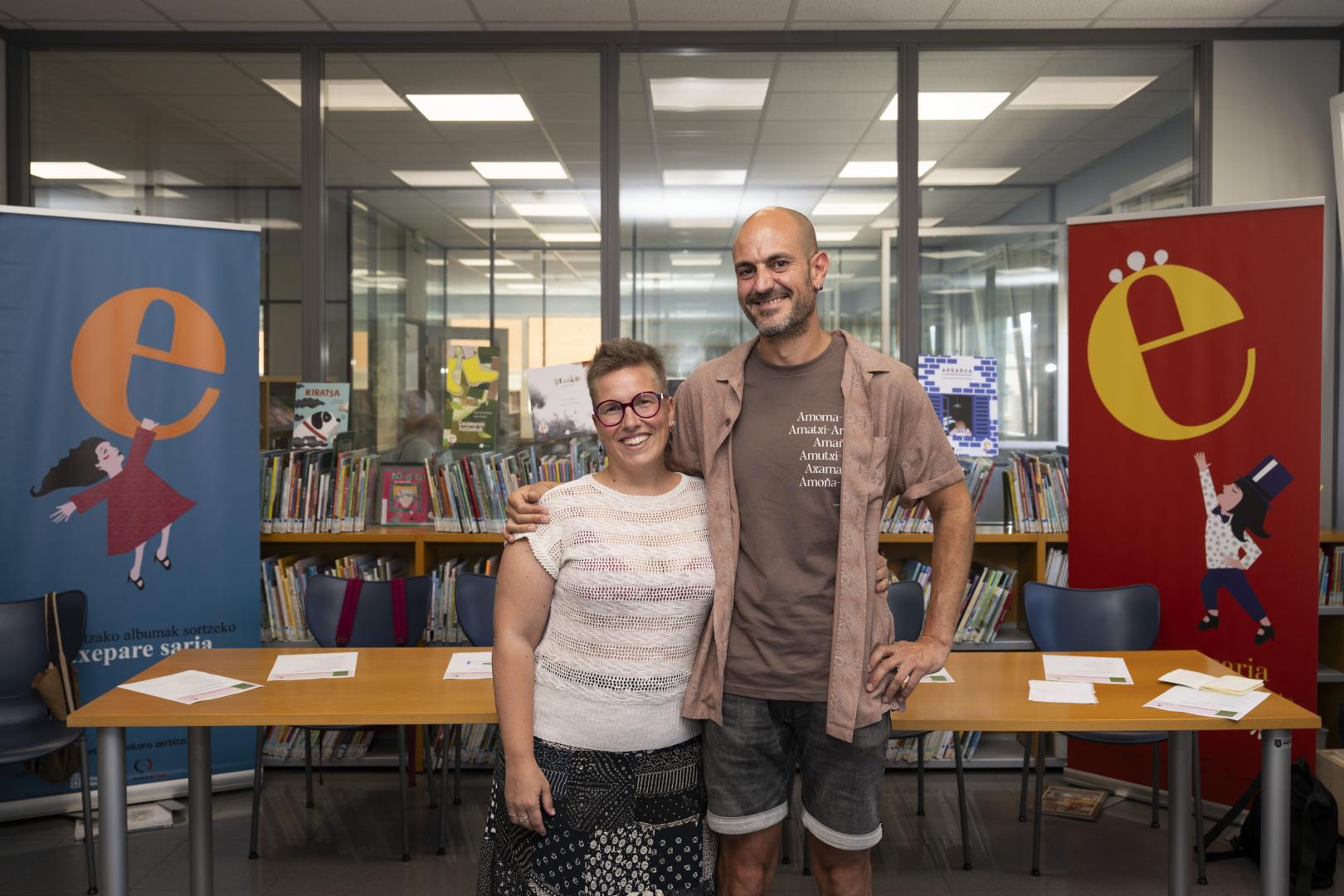 Naroa Martínez y Unai Ruiz, este martes, en la biblioteca del Valle de Aranguren, donde se anunció que habían ganado el premio Etxepare