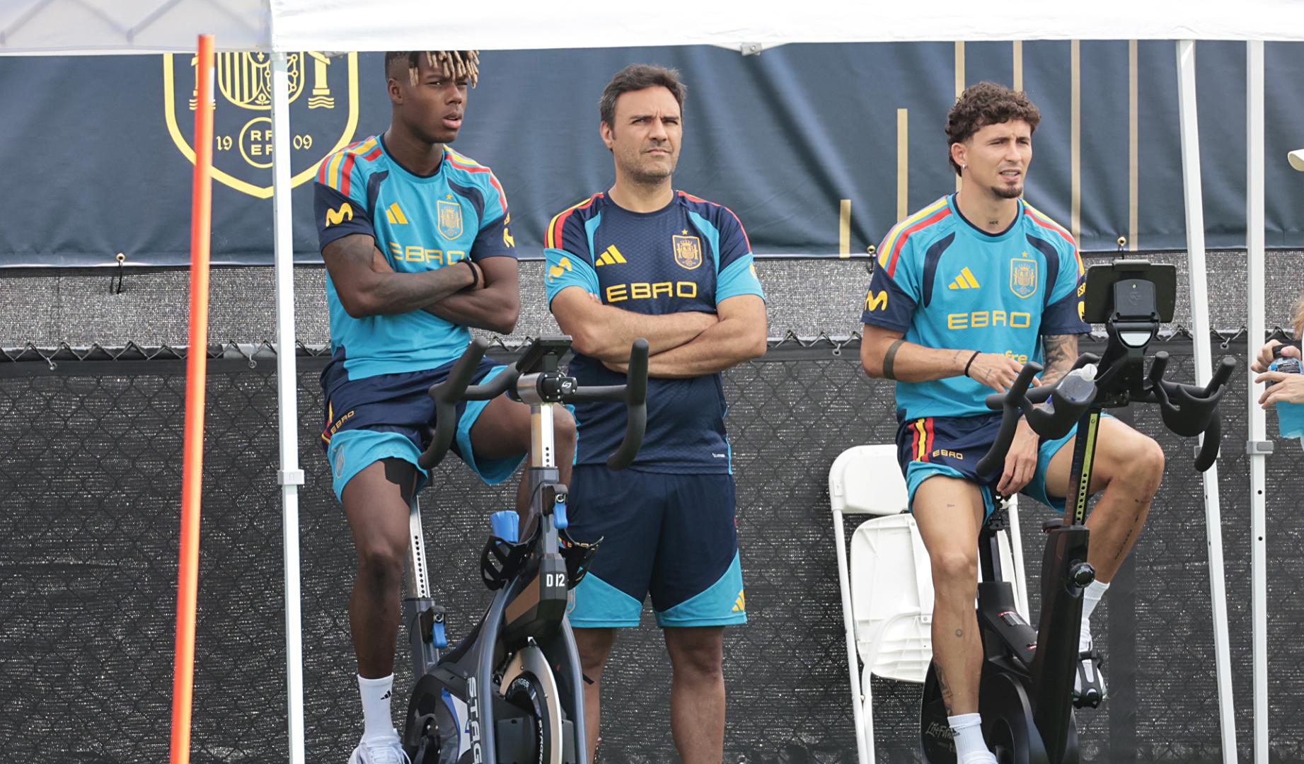 Nico Williams y Jeremy Pino realizan estática en el entrenamiento de este lunes, 29 de junio, en Chattanooga