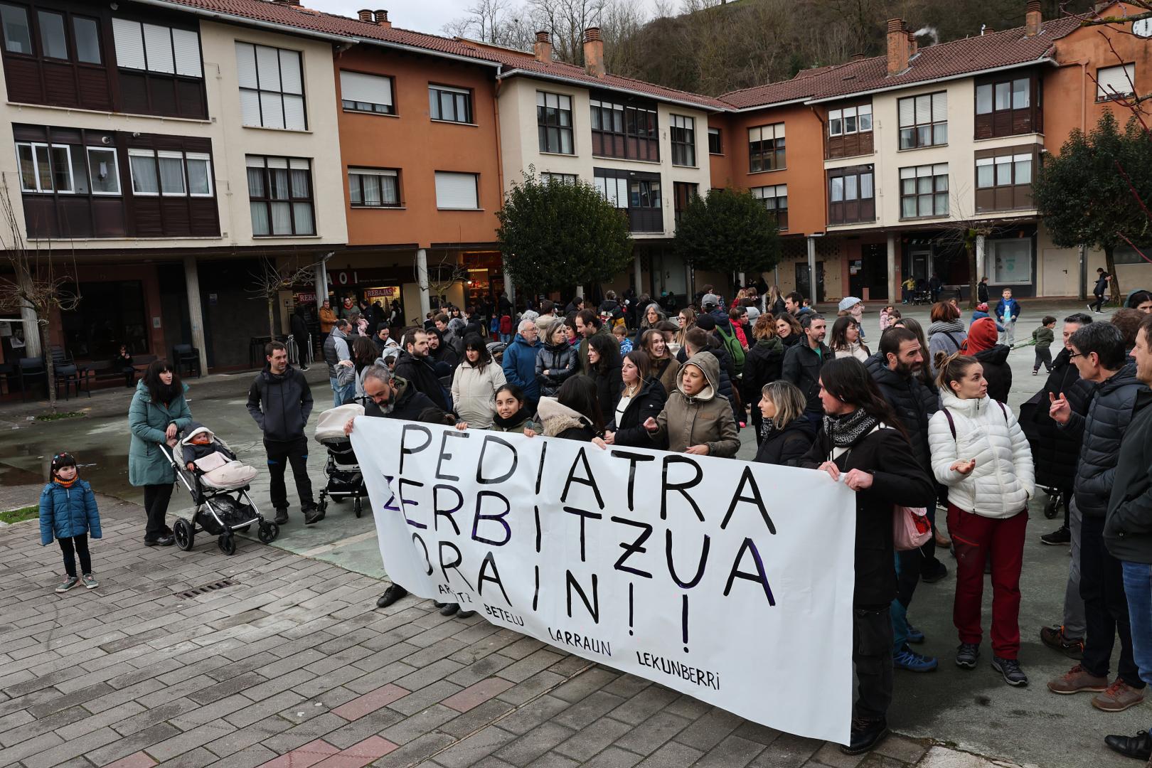Imagen de una protesta por falta de pediatras en Lekunberri y su entorno.