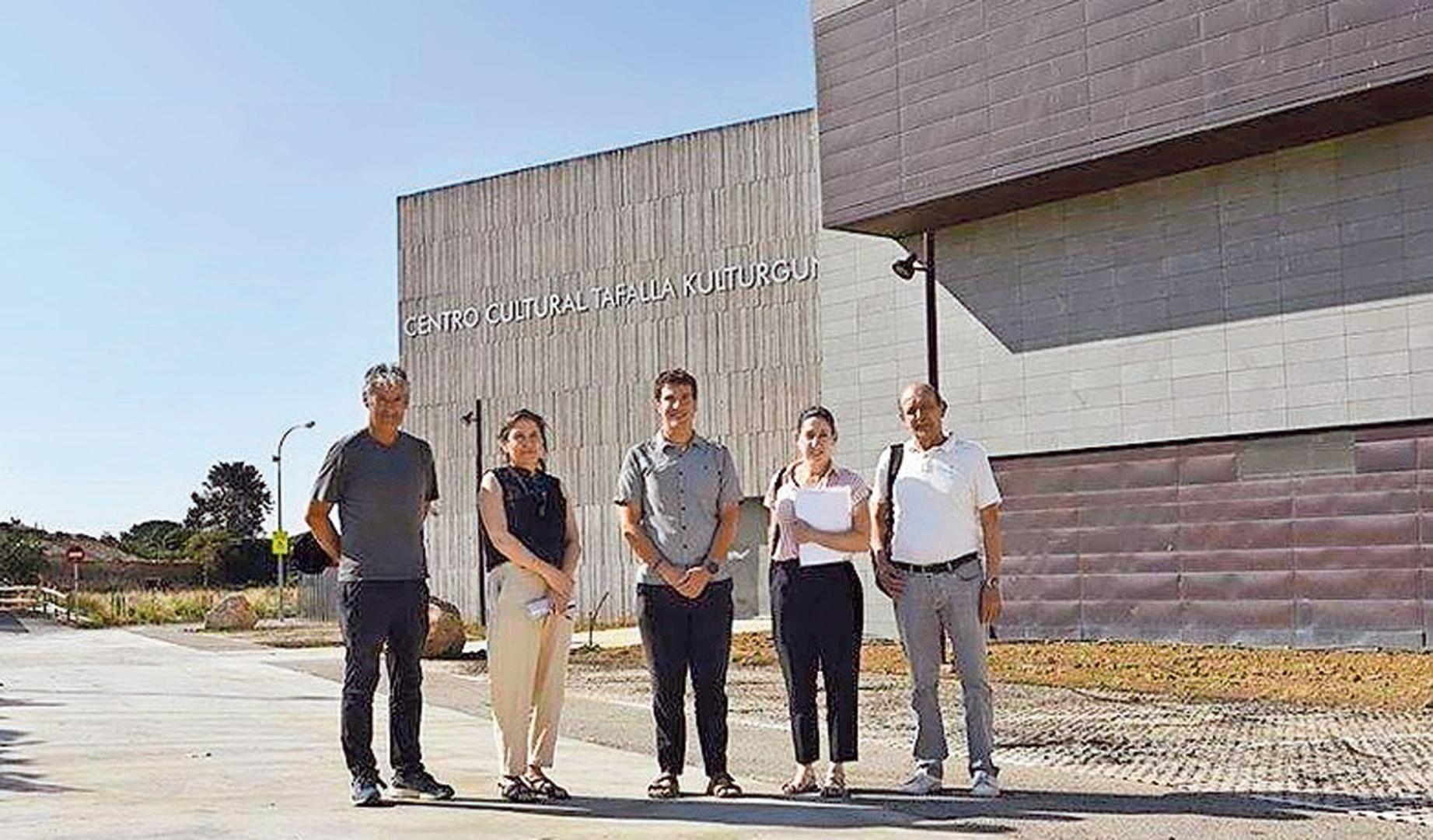 Responsables municipales y de la obra en el espacio ya abierto.
