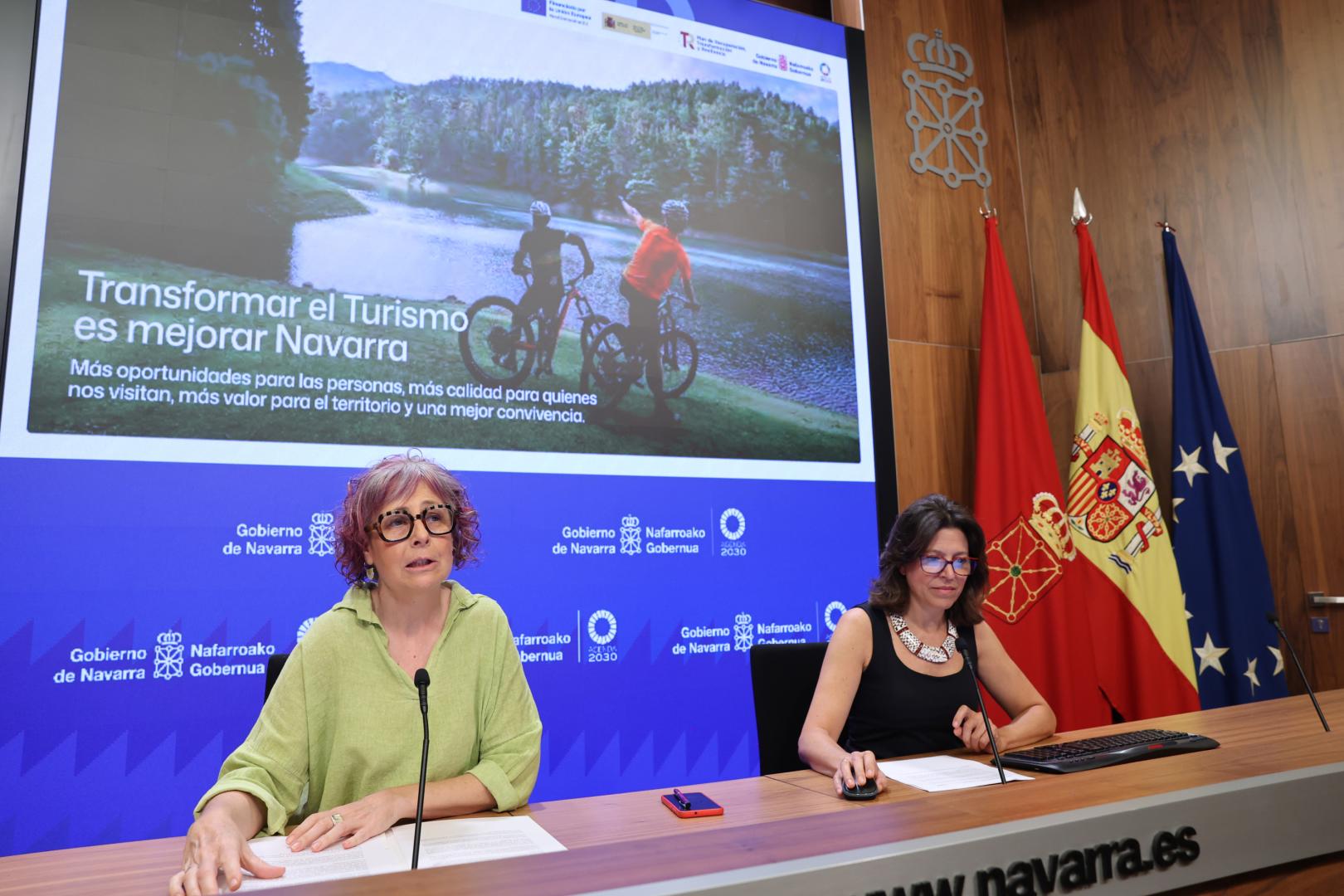 La consejera Rebeca Esnaola (izquierda) y la directora de turismo Ana Rivas (derecha) en la presentación de Cuenta Satélite