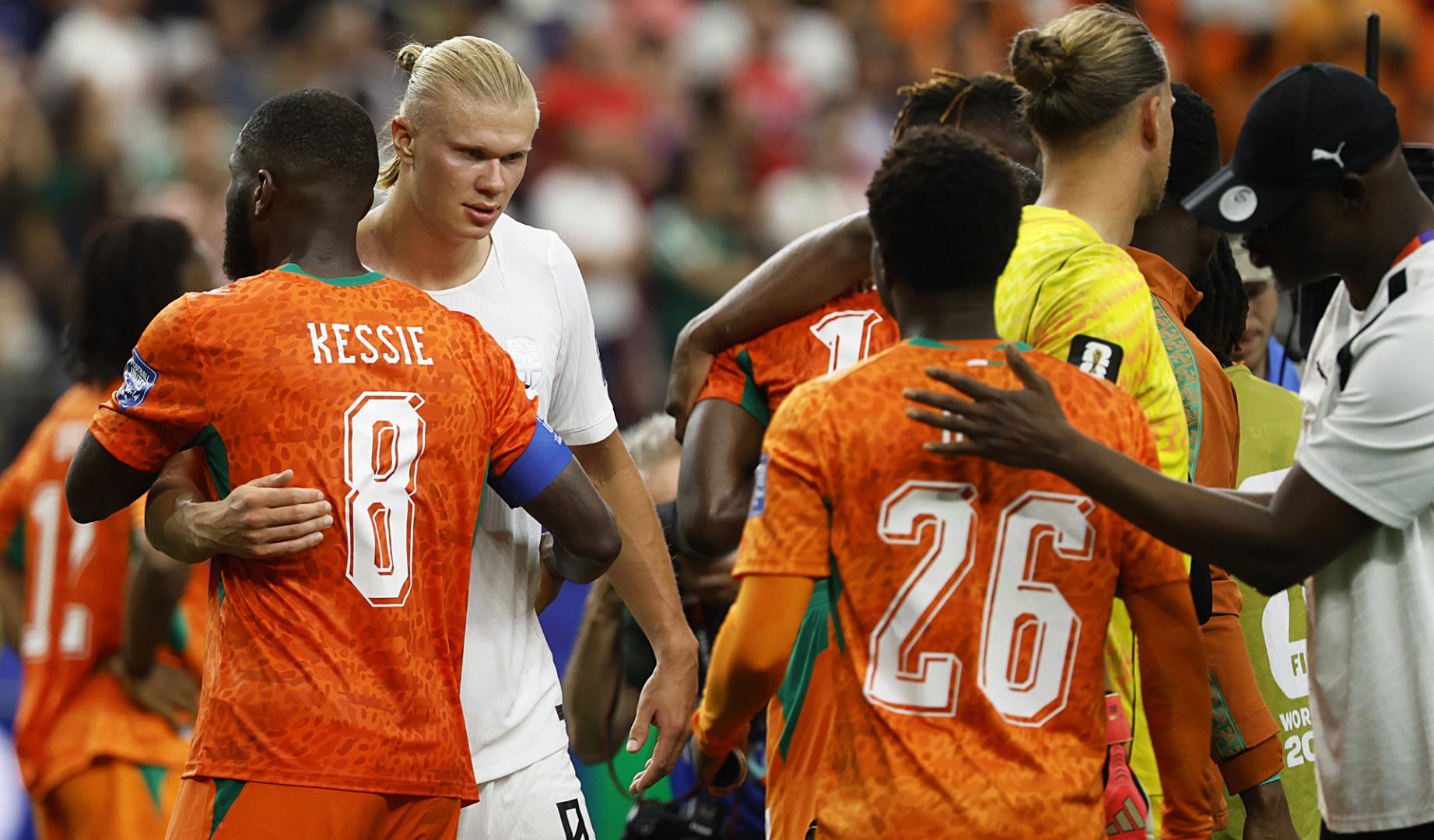 Los jugadores de Noruega, Haaland y de Costa de Marfil, Kessie, se saludan al final del partido